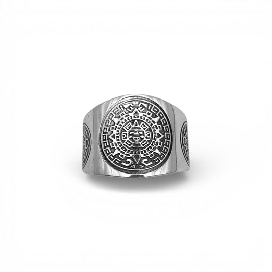 Bague "MACUILLI" en argent de la boutique Altiplano, ornée de motifs circulaires inspirés de l'artisanat latino-américain.