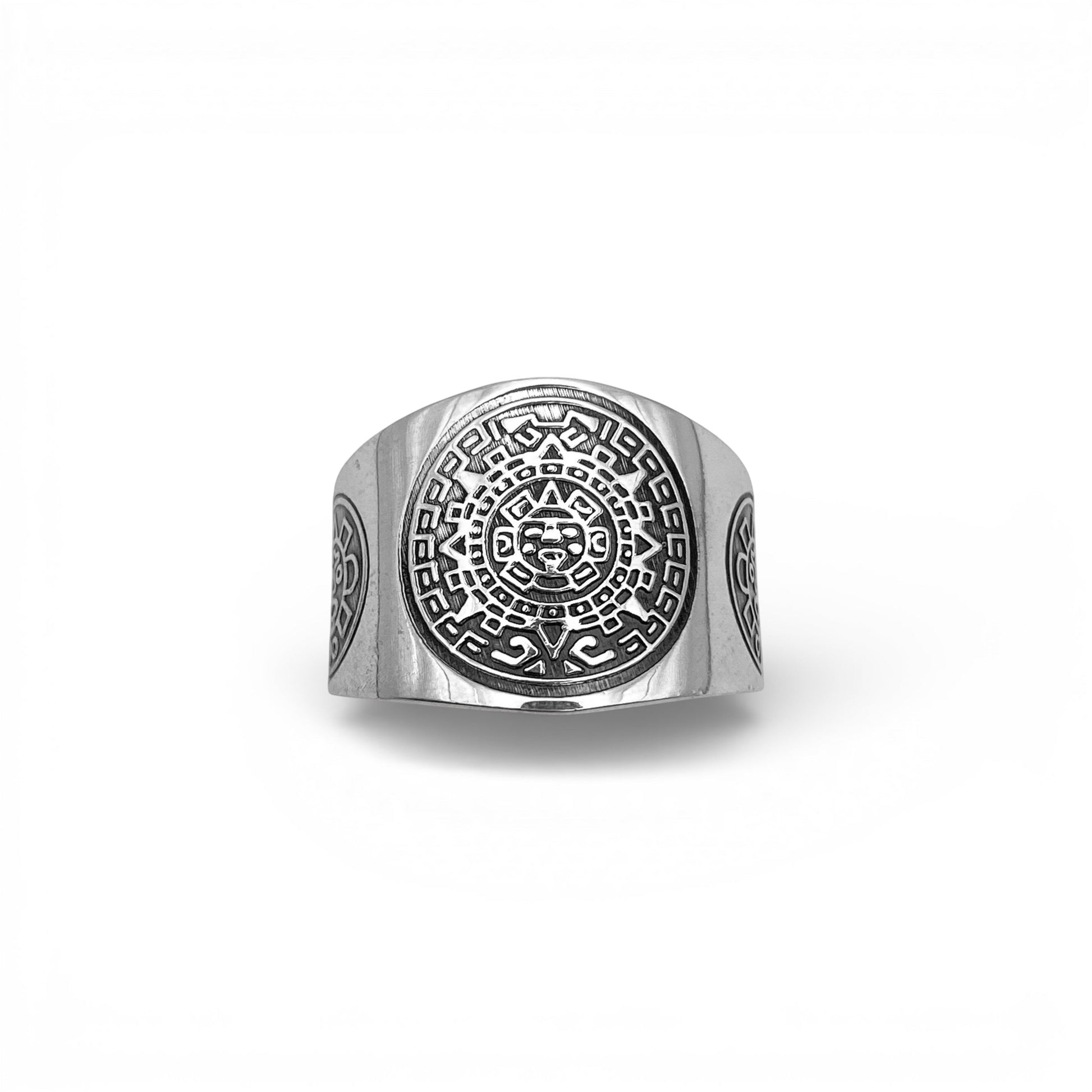 Bague en argent ornée de motifs gravés inspirés de l'art traditionnel latino-américain, disponible dans la boutique "Altiplano". Modèle "MACUILLI".