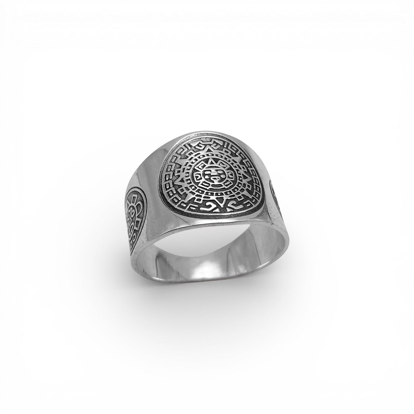 Bague en argent finement gravée avec des motifs aztèques traditionnels, disponible dans la boutique en ligne "Altiplano". Modèle "MACUILLI", incarne l'élégance et l'héritage culturel latino-américain.