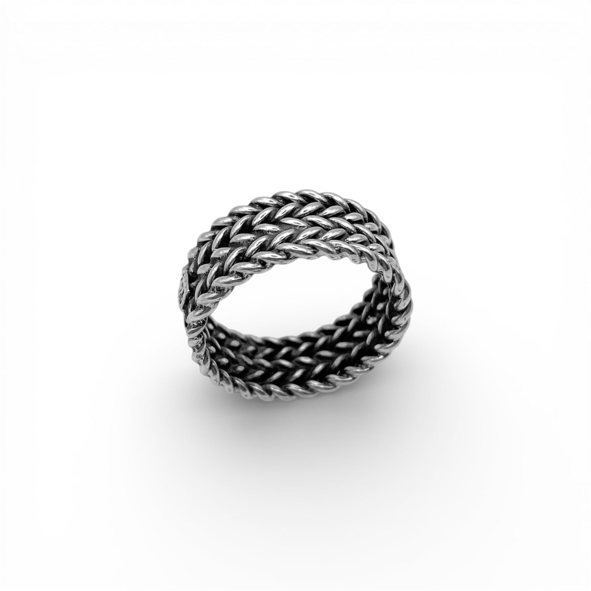 Bague en argent tressée à la main, modèle "AWANA", disponible chez Altiplano, boutique en ligne de bijoux latino-américains.