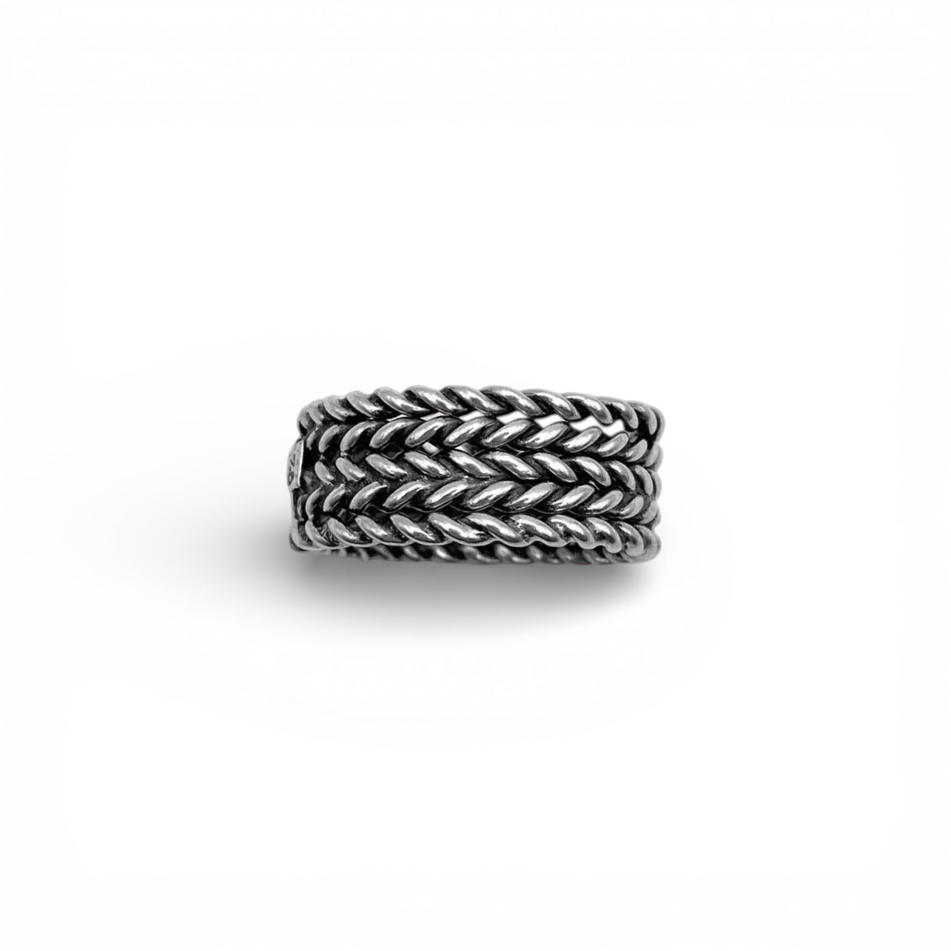 Bague en argent massif "AWANA" d'inspiration latino-américaine, proposée par la boutique Altiplano. Cette pièce unique présente un motif tressé délicat, témoignant du savoir-faire artisanal traditionnel.