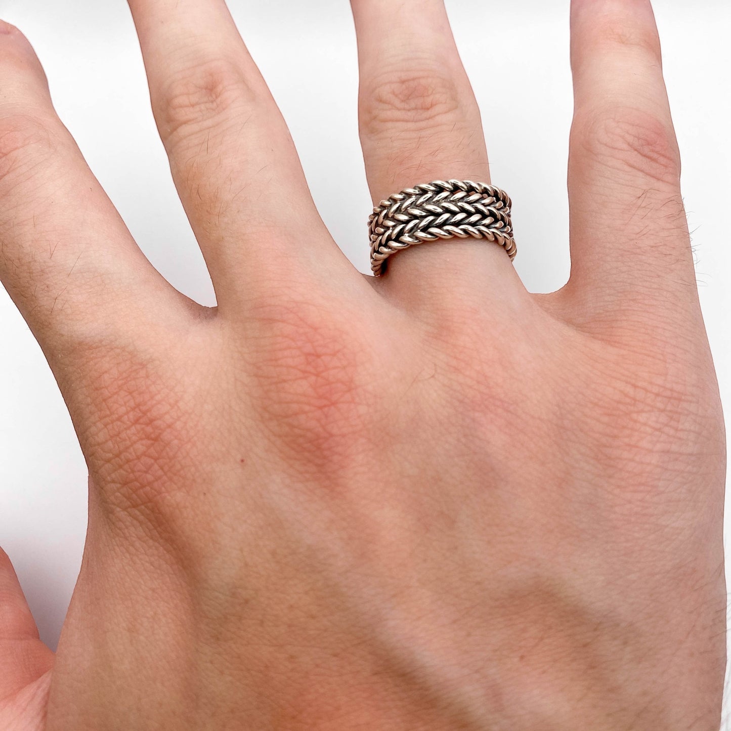 Bague en argent "AWANA" de la collection Altiplano, ornée de motifs tressés finement travaillés, inspirée de l'artisanat latino-américain.