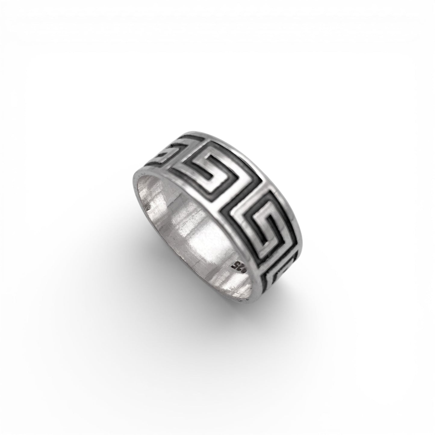 Bague en argent "XOLOTL" de la boutique Altiplano, ornée d'un motif géométrique gravé, inspiré par l'art traditionnel latino-américain.