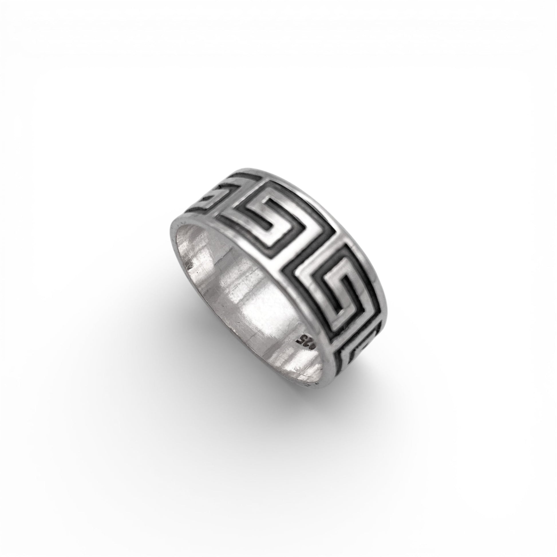Bague en argent "XOLOTL" de la boutique Altiplano, ornée d'un motif géométrique gravé, inspiré par l'art traditionnel latino-américain.