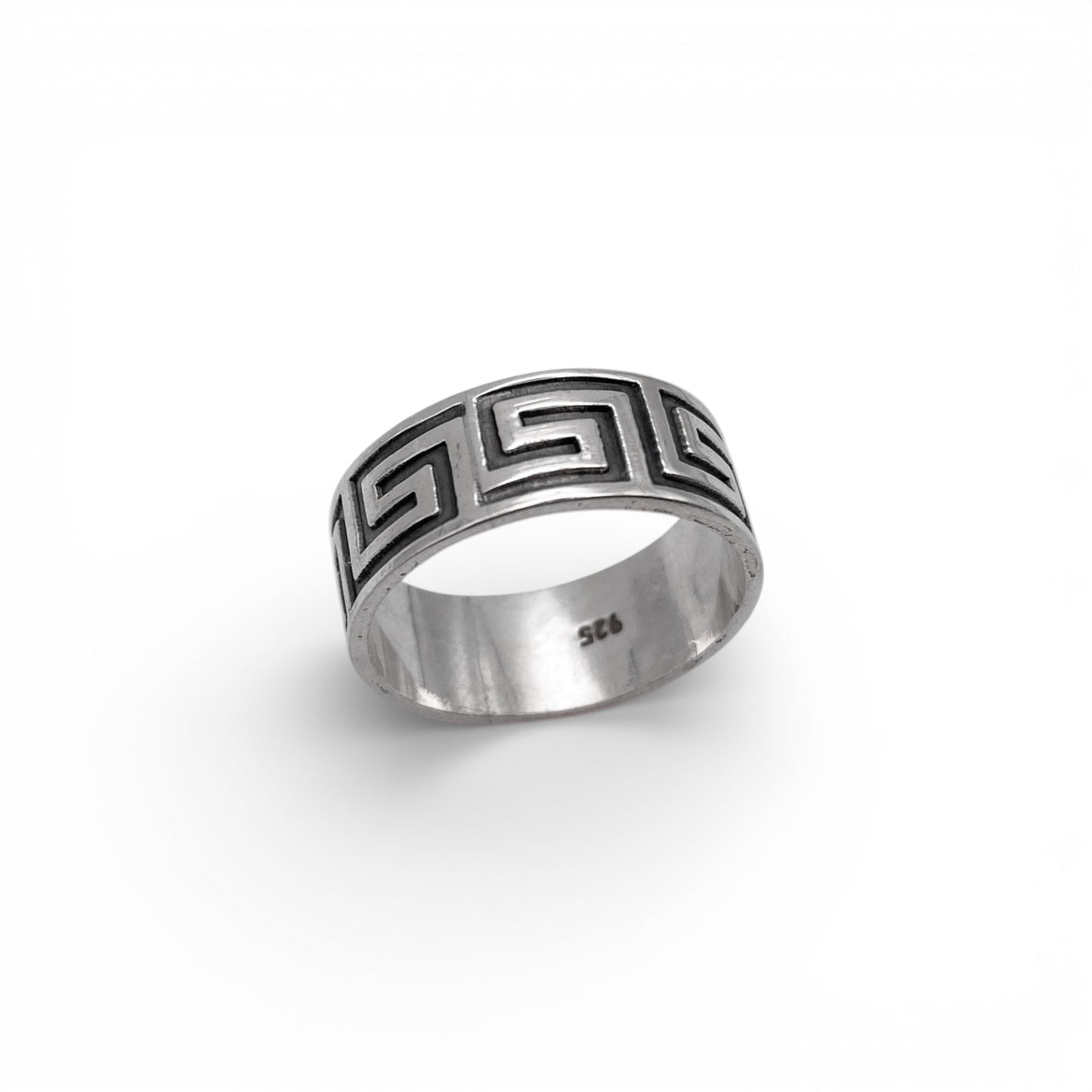 Bague en argent XOLOTL de la boutique Altiplano. Anneau à motif géométrique gravé, inspiré par l'art latino-américain, alliant élégance et traditions culturelles.