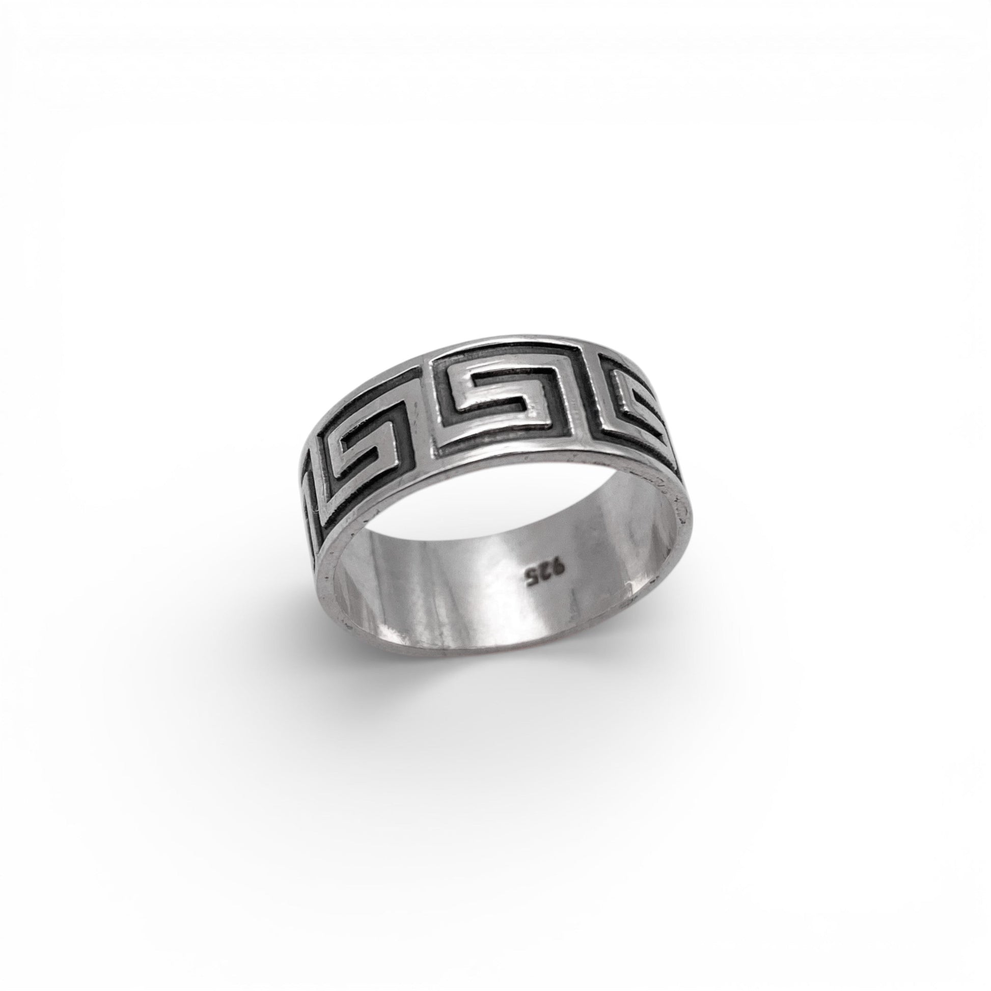 Bague en argent XOLOTL de la boutique Altiplano. Anneau à motif géométrique gravé, inspiré par l'art latino-américain, alliant élégance et traditions culturelles.