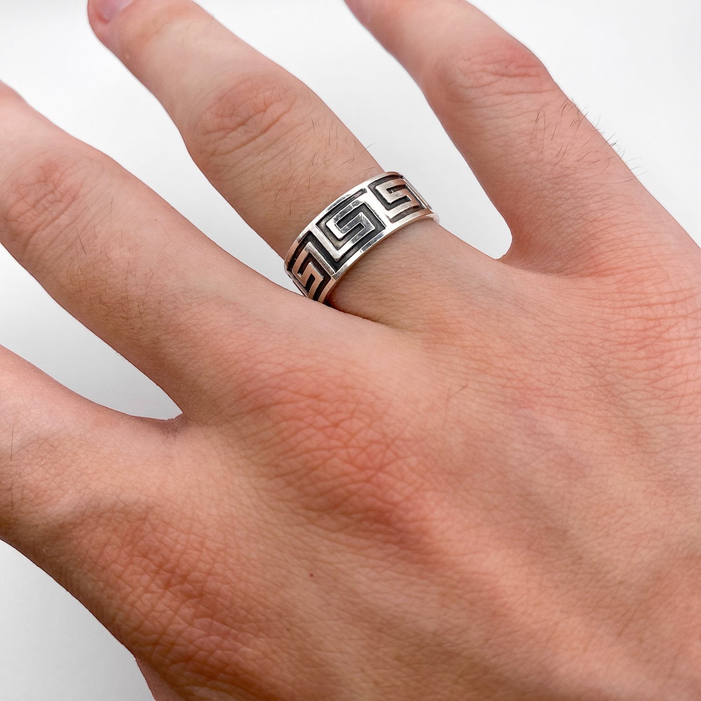 Bague en argent XOLOTL, disponible chez Altiplano. Conception inspirée par les motifs traditionnels latino-américains, mise en valeur par des détails géométriques gravés. Parfait pour ajouter une touche d'élégance culturelle à votre collection de bijoux.
