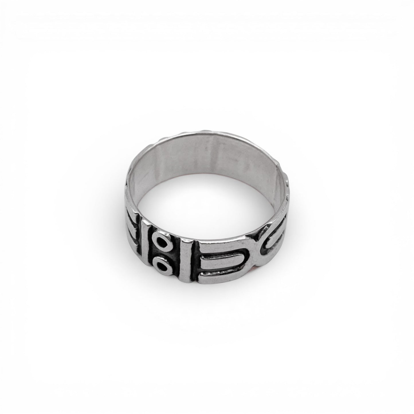 Bague en argent ornée de motifs traditionnels latino-américains, disponible chez Altiplano. Nom du produit: APANSAKA.