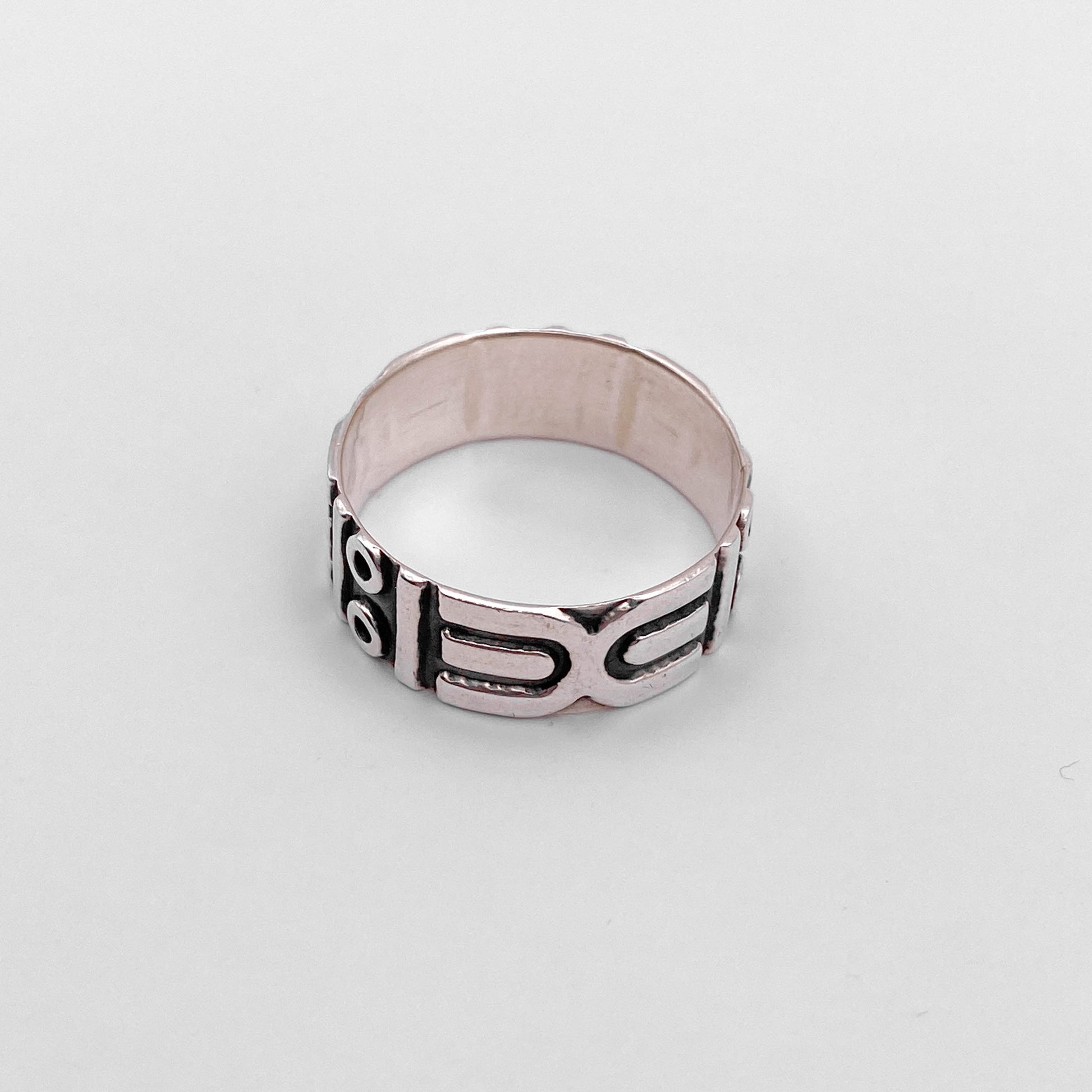 Bague en argent "APANSAKA" de la boutique Altiplano, présentant un design gravé inspiré de l'art latino-américain traditionnel. élégante et raffinée, elle est idéale pour compléter votre collection de bijoux uniques.