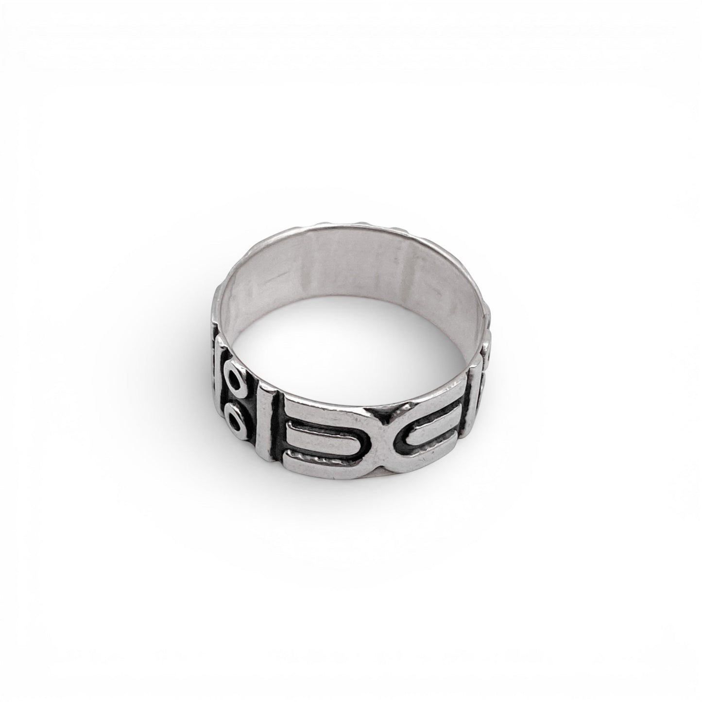 Bague en argent "APANSAKA" de la boutique Altiplano, présentant un design gravé inspiré de l'art latino-américain traditionnel. élégante et raffinée, elle est idéale pour compléter votre collection de bijoux uniques.