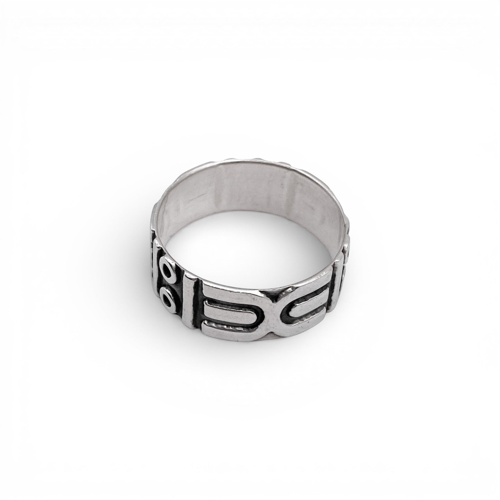 Bague en argent "APANSAKA" de la boutique Altiplano, présentant un design gravé inspiré de l'art latino-américain traditionnel. élégante et raffinée, elle est idéale pour compléter votre collection de bijoux uniques.