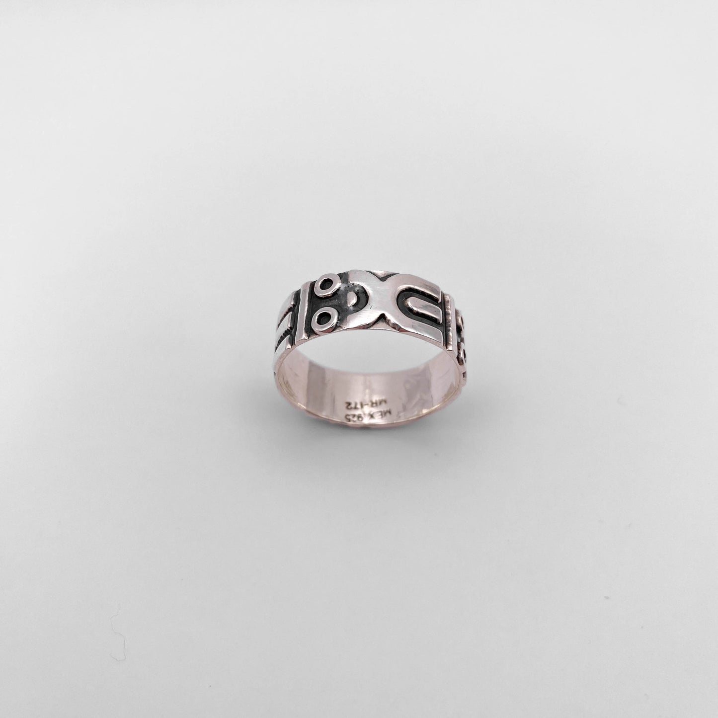 Bague en argent massif "APANSAKA" avec des motifs traditionnels incas, disponible à la boutique Altiplano, spécialisée en bijoux latino-américains.