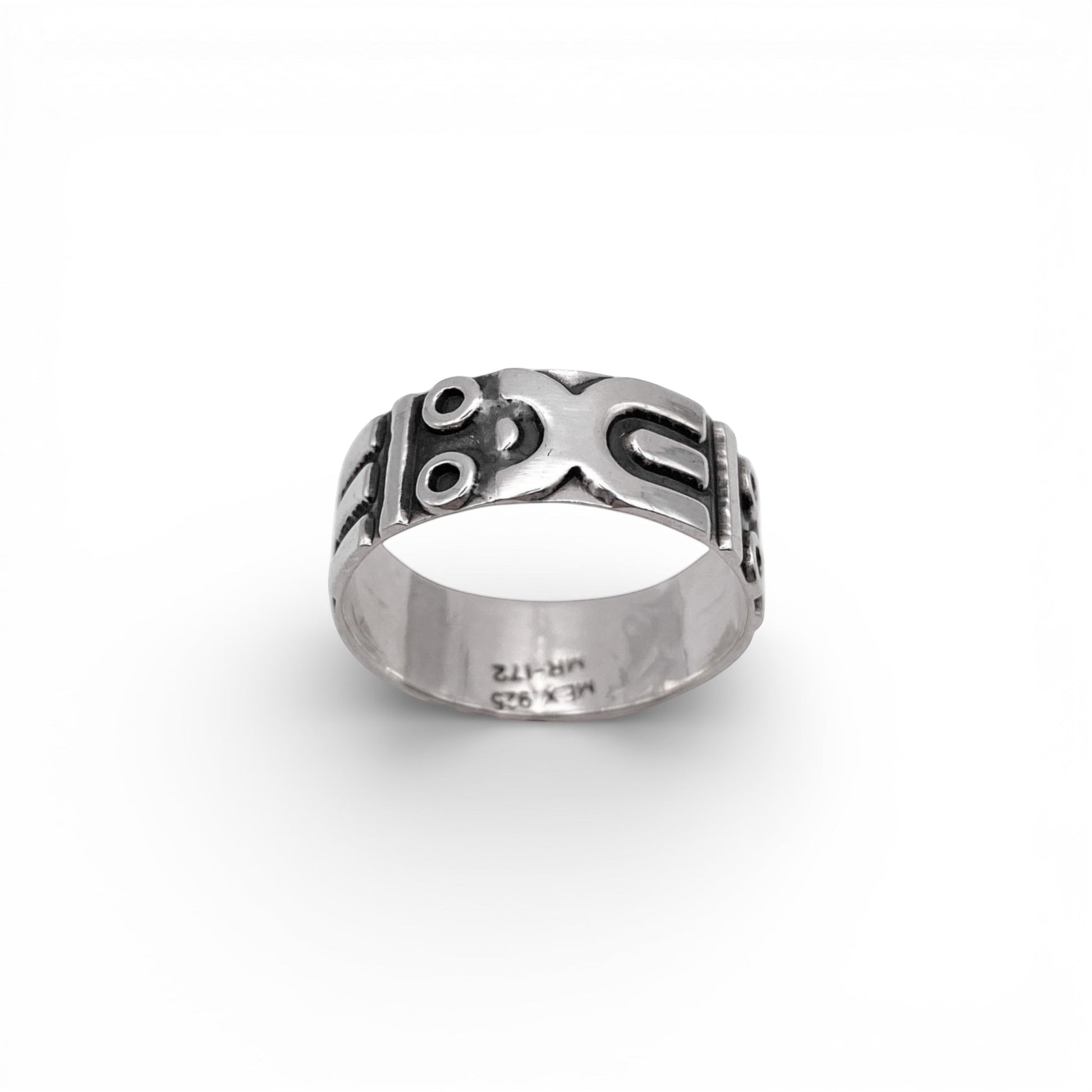 Bague en argent massif "APANSAKA" avec des motifs traditionnels incas, disponible à la boutique Altiplano, spécialisée en bijoux latino-américains.