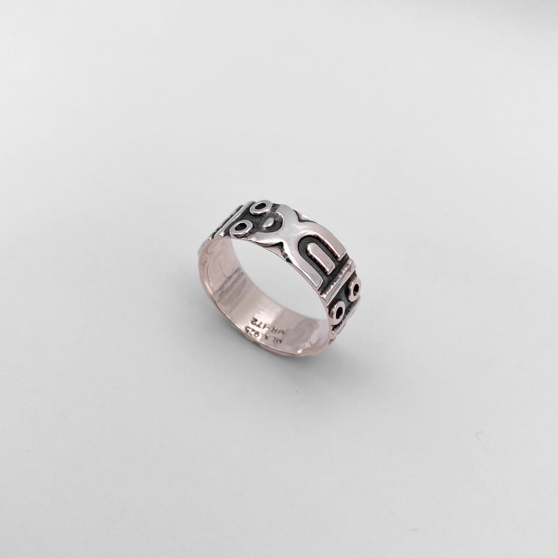 Bague en argent de la collection "APANSAKA" d'Altiplano. Confectionné en Amérique latine, ce bijou présente des motifs gravés pour un style authentique et élégant.