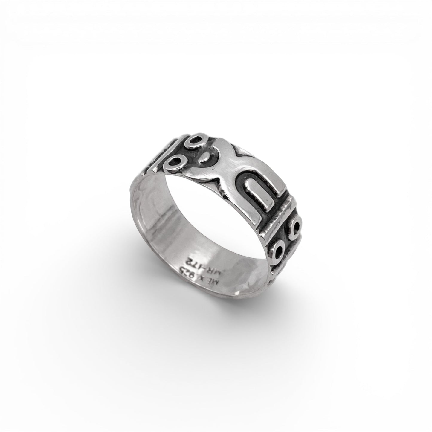 Bague en argent de la collection "APANSAKA" d'Altiplano. Confectionné en Amérique latine, ce bijou présente des motifs gravés pour un style authentique et élégant.