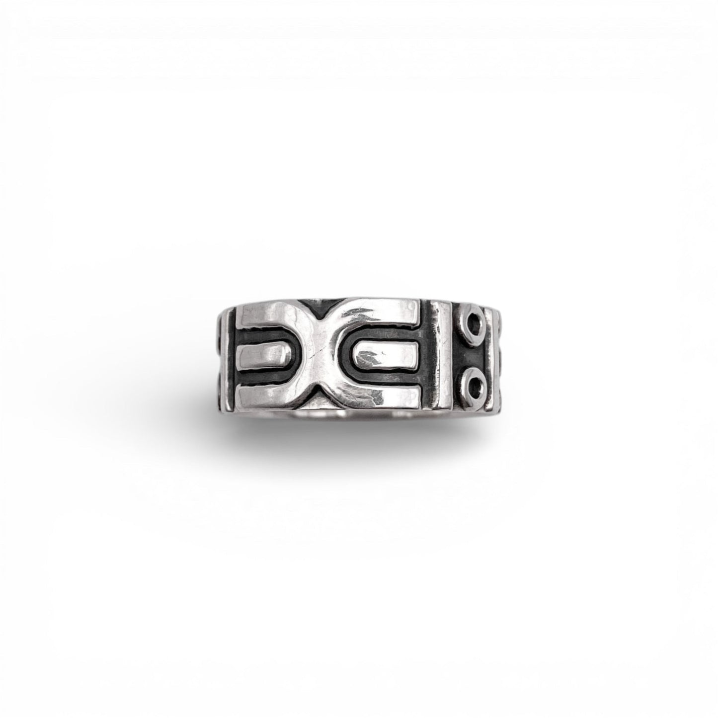 Bague en argent ornée de motifs géométriques inspirés de l'art traditionnel latino-américain. Modèle "APANSAKA" de la boutique en ligne Altiplano.