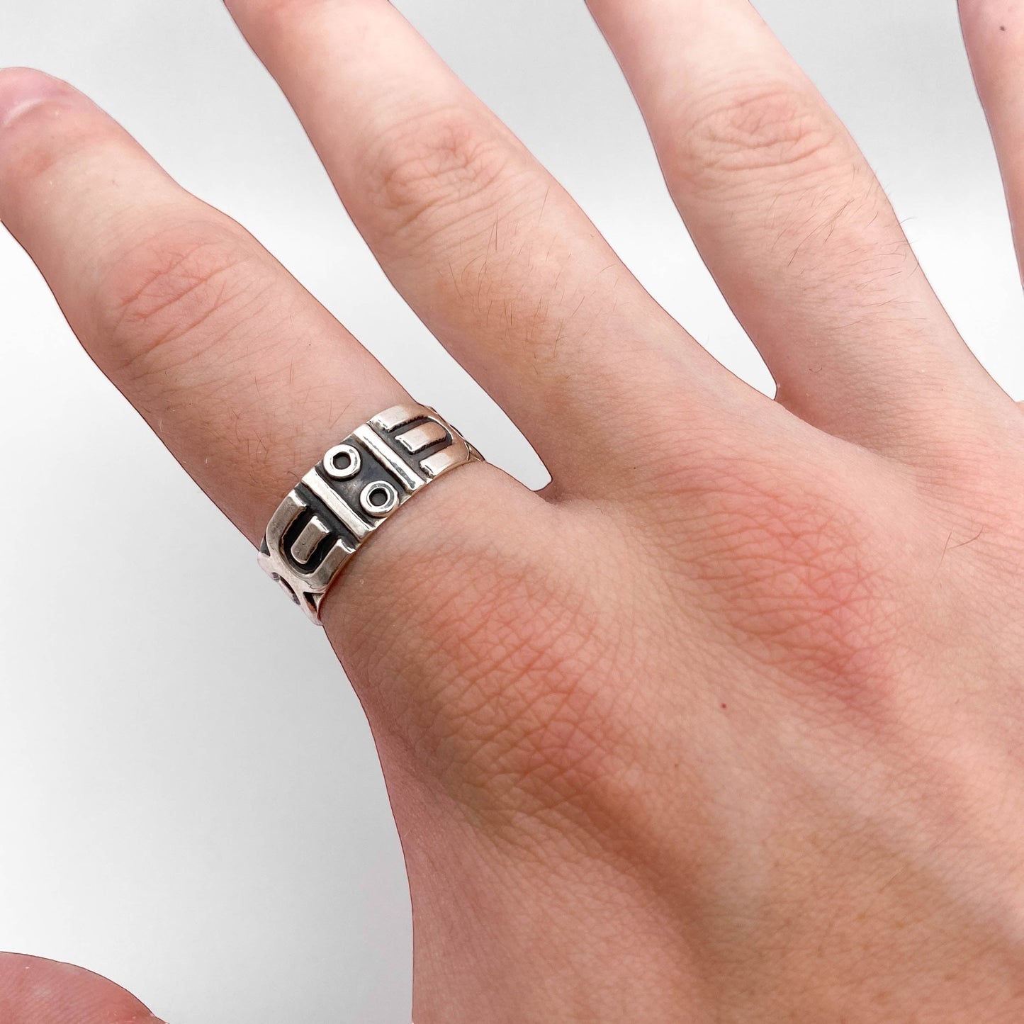Bague en argent "APANSAKA" de la boutique Altiplano, ornée de motifs géométriques inspirés de l'artisanat latino-américain.
