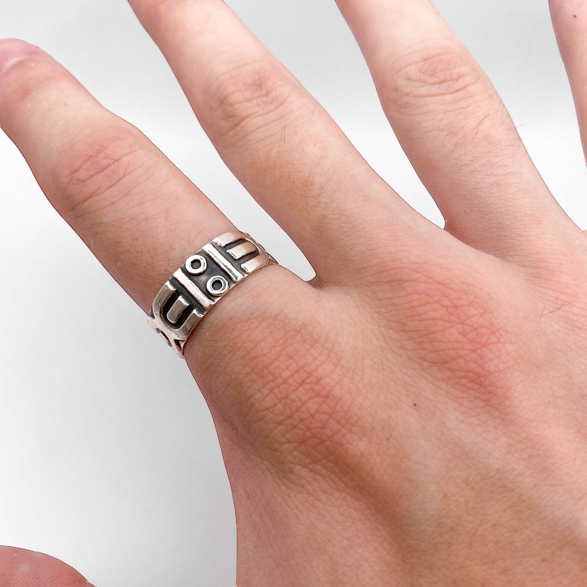 Bague en argent "APANSAKA" de la boutique Altiplano, ornée de motifs géométriques inspirés de l'artisanat latino-américain.