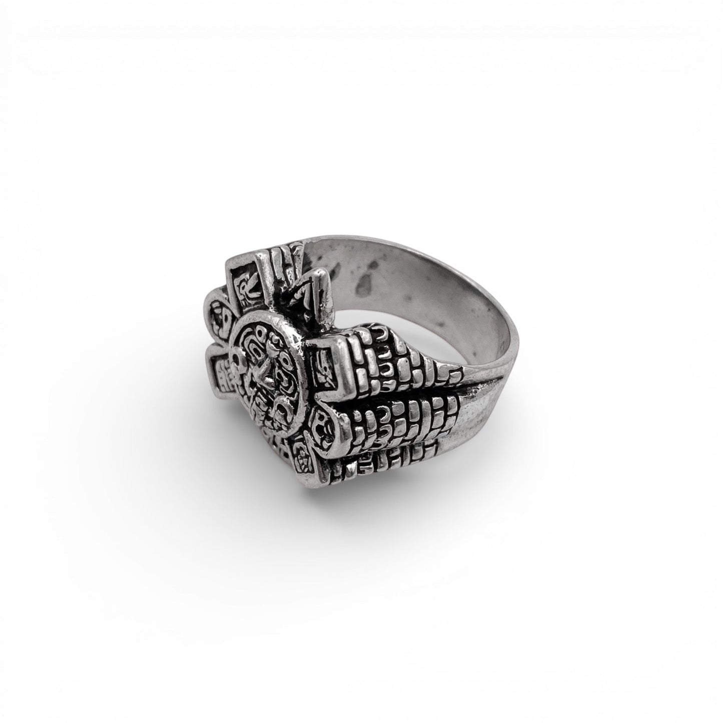 Bague en argent "OLLIN" de la boutique Altiplano, présentant un motif détaillé inspiré de l'art latino-américain.