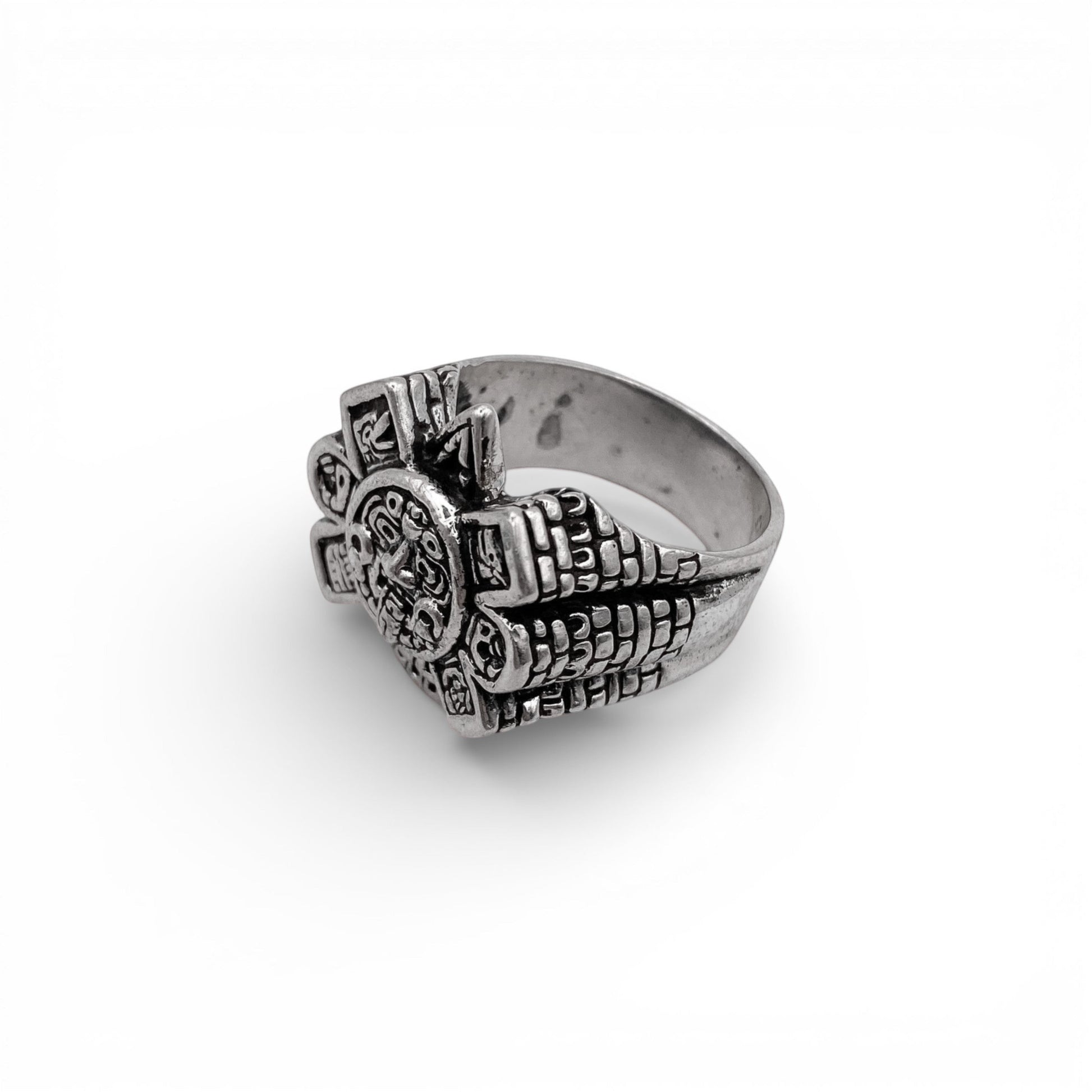Bague en argent "OLLIN" de la boutique Altiplano, présentant un motif détaillé inspiré de l'art latino-américain.