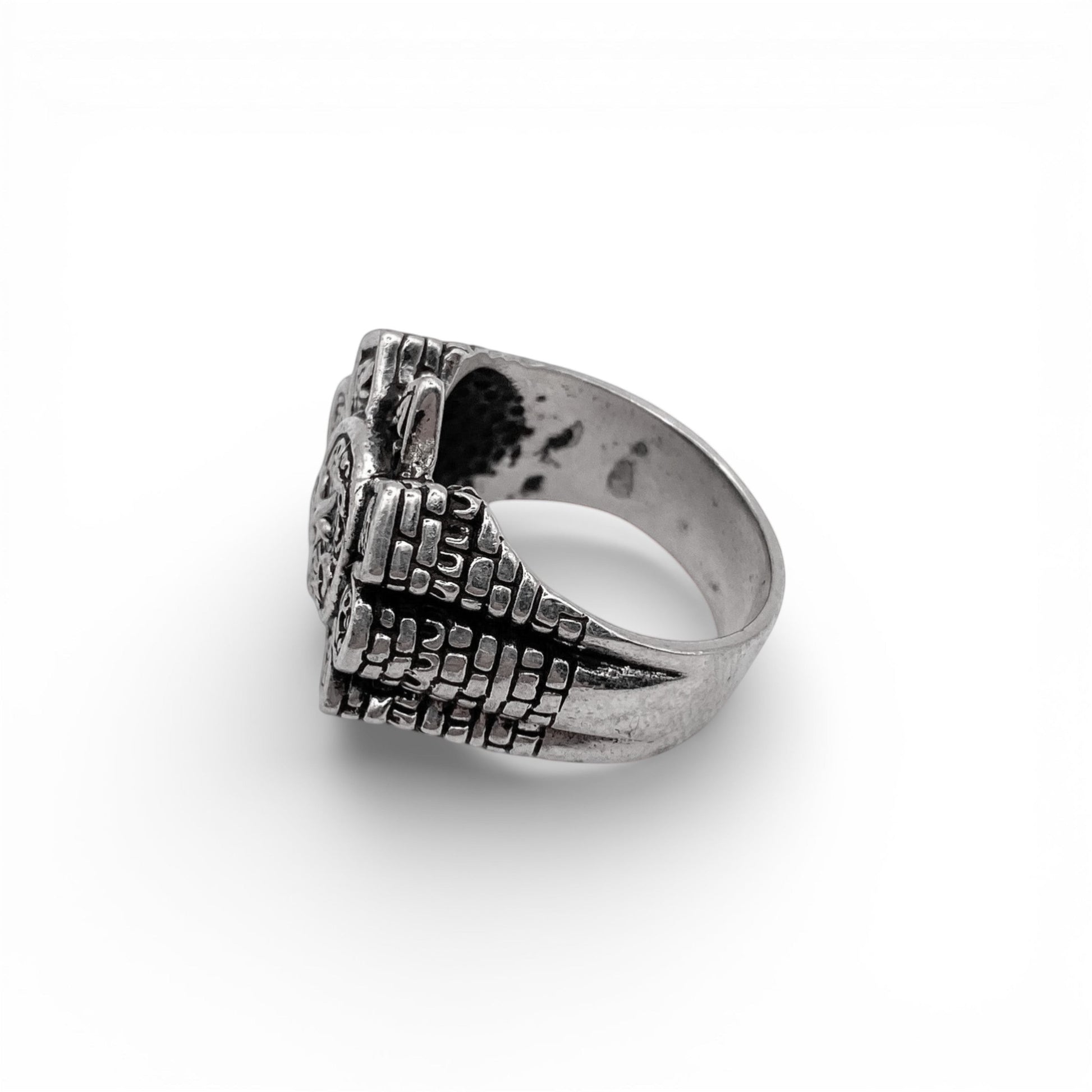 Bague en argent ornée de motifs ethniques inspirés de l'art latino-américain. Disponible chez Altiplano, votre boutique en ligne de bijoux d'exception.