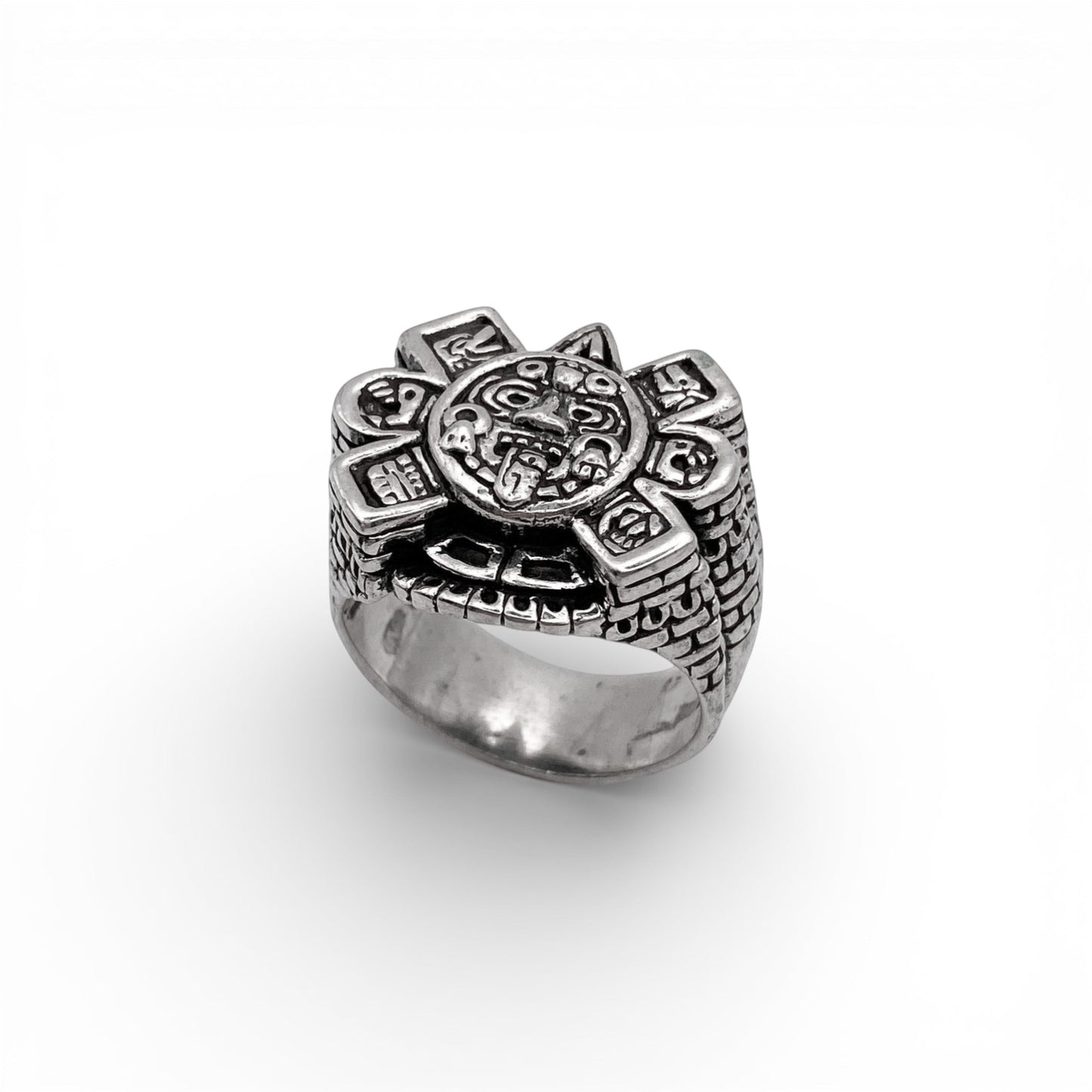 Bague en argent massif ornée de motifs aztèques, évoquant le calendrier solaire. Design détaillé et artisanal, exclusivité de la boutique Altiplano pour une touche authentique latino-américaine.