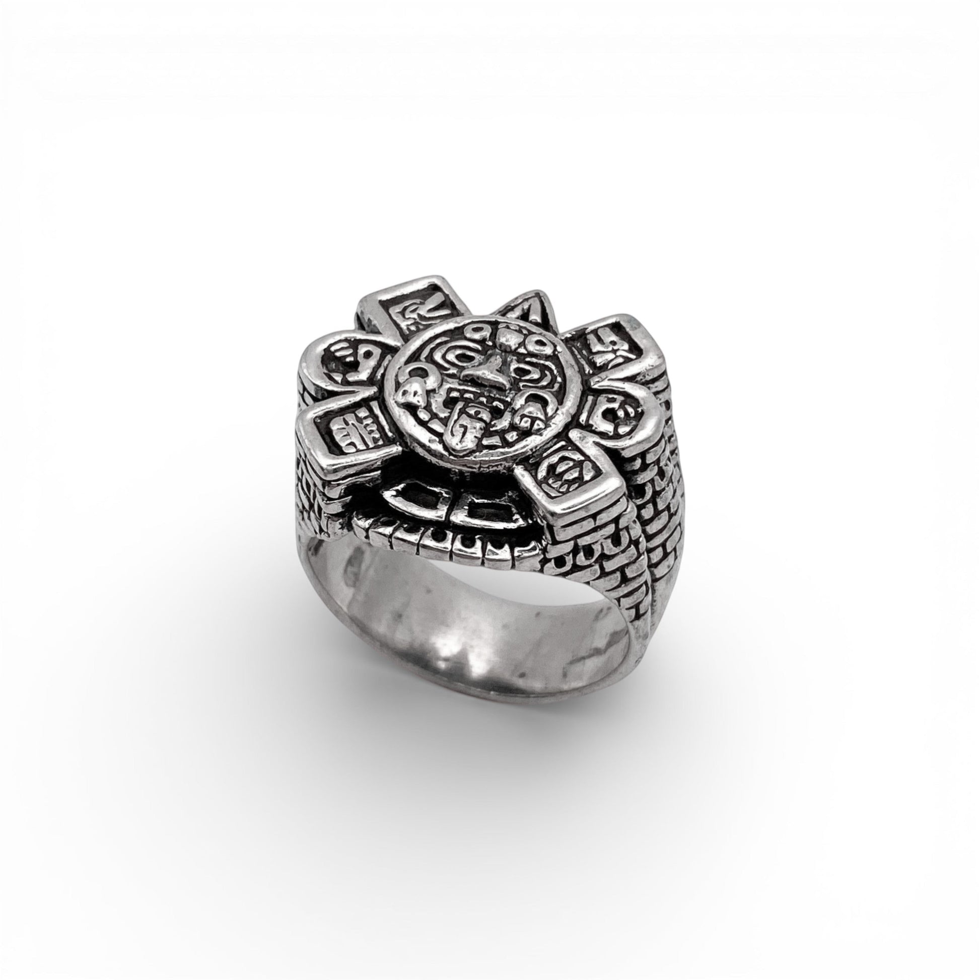 Bague en argent massif ornée de motifs aztèques, évoquant le calendrier solaire. Design détaillé et artisanal, exclusivité de la boutique Altiplano pour une touche authentique latino-américaine.