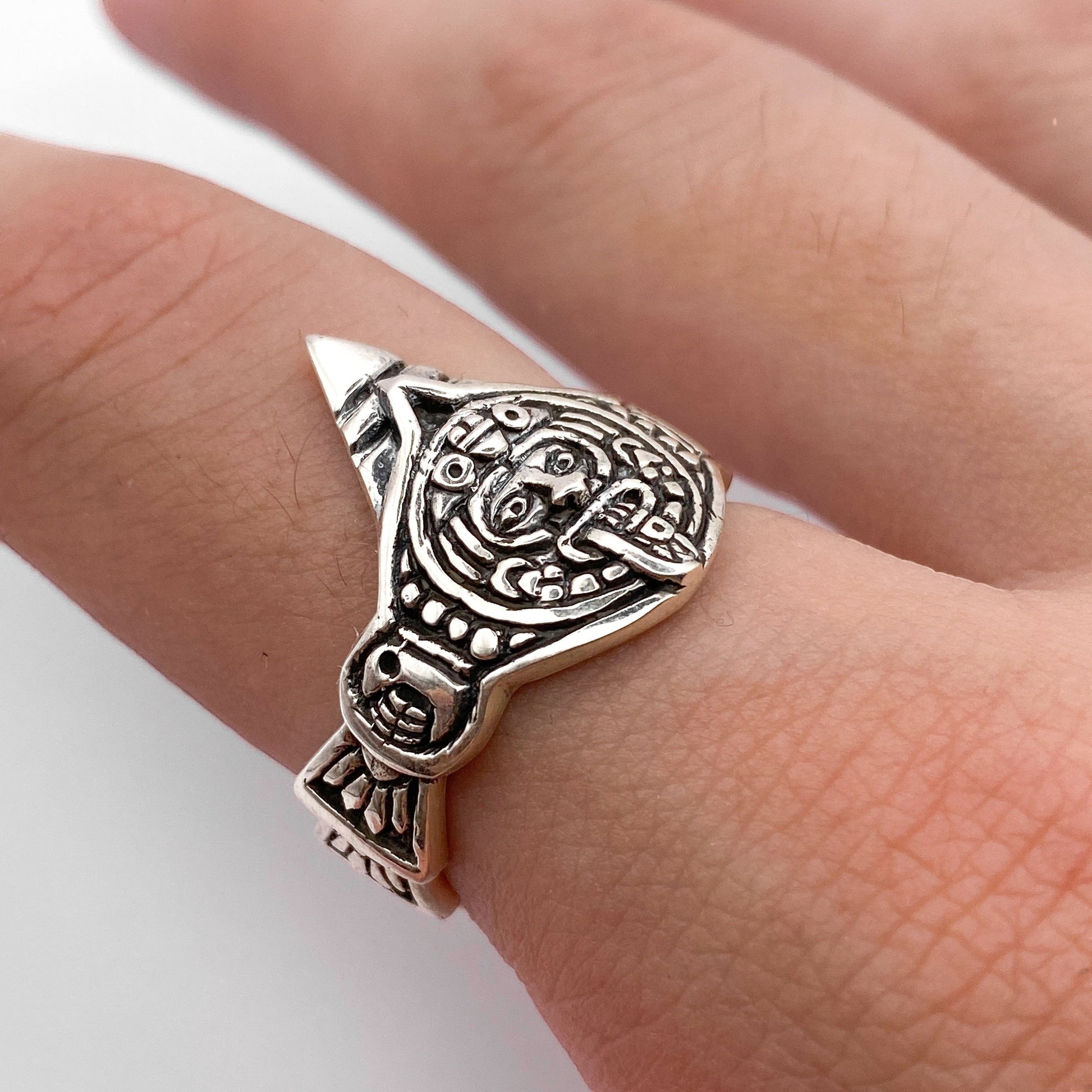 Bague "TONATIUH" en argent, inspirée des motifs traditionnels latino-américains, disponible chez Altiplano.