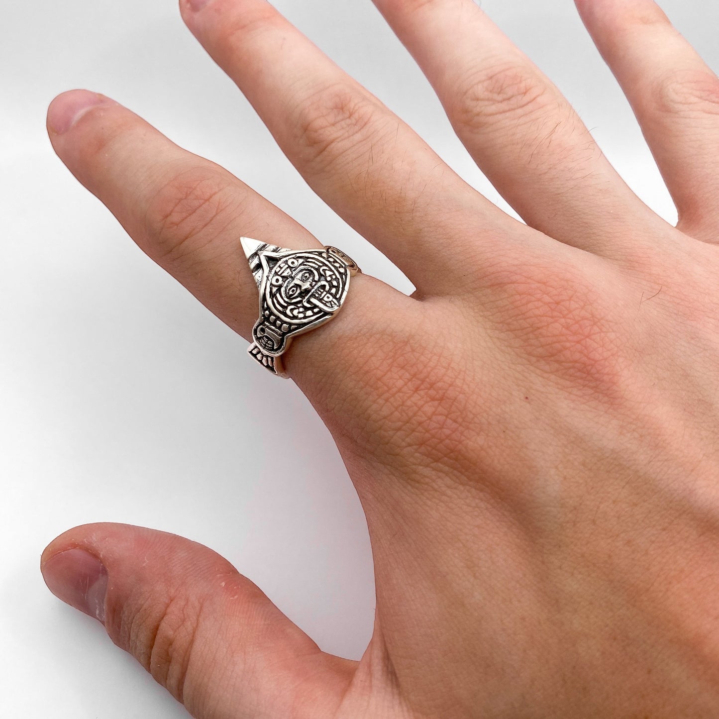 Bague en argent "TONATIUH" disponible chez Altiplano, mettant en valeur un motif intricé inspiré des cultures latino-américaines sur une main. Bijou artisanal unique alliant tradition et élégance.