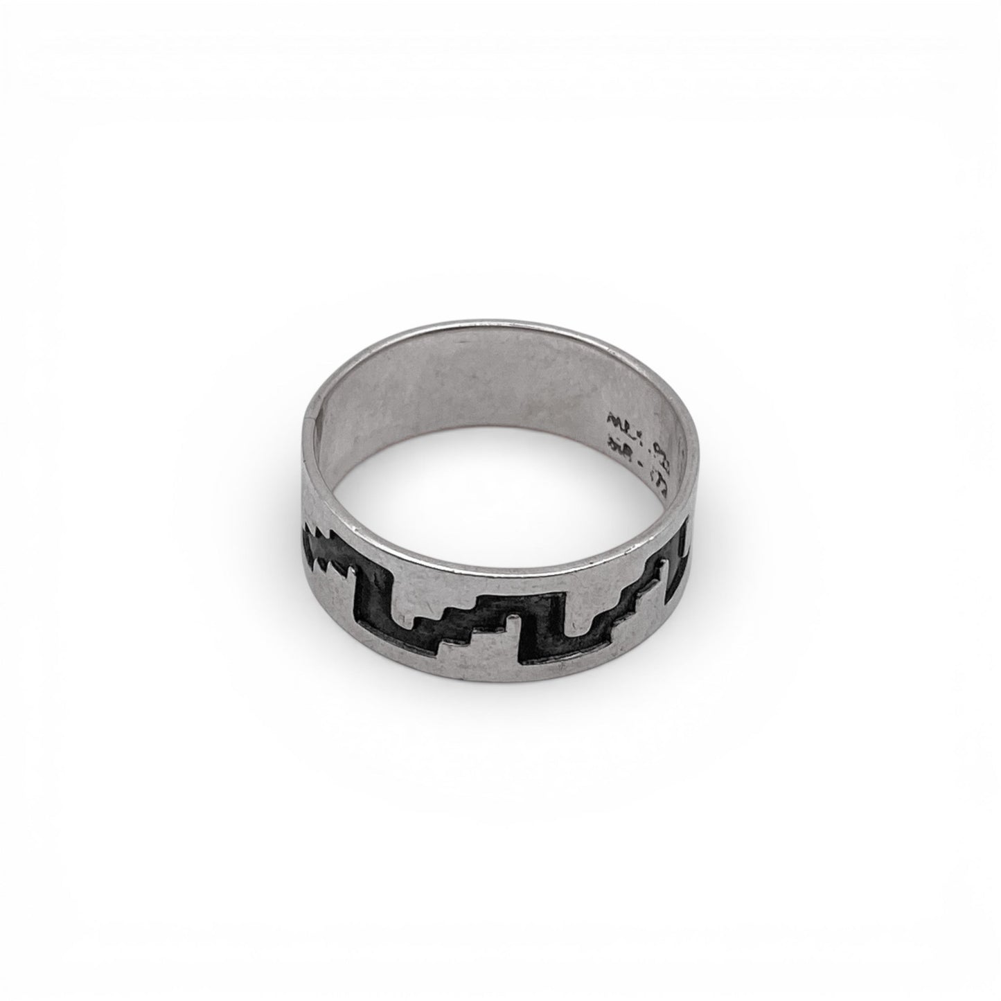 Bague en argent "SAYANI" de la boutique Altiplano. Stylisée avec un motif géométrique latino-américain gravé en noir.