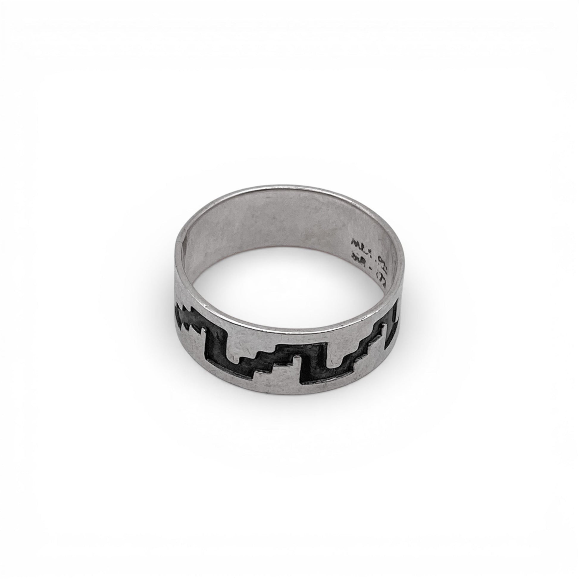 Bague en argent "SAYANI" de la boutique Altiplano. Stylisée avec un motif géométrique latino-américain gravé en noir.