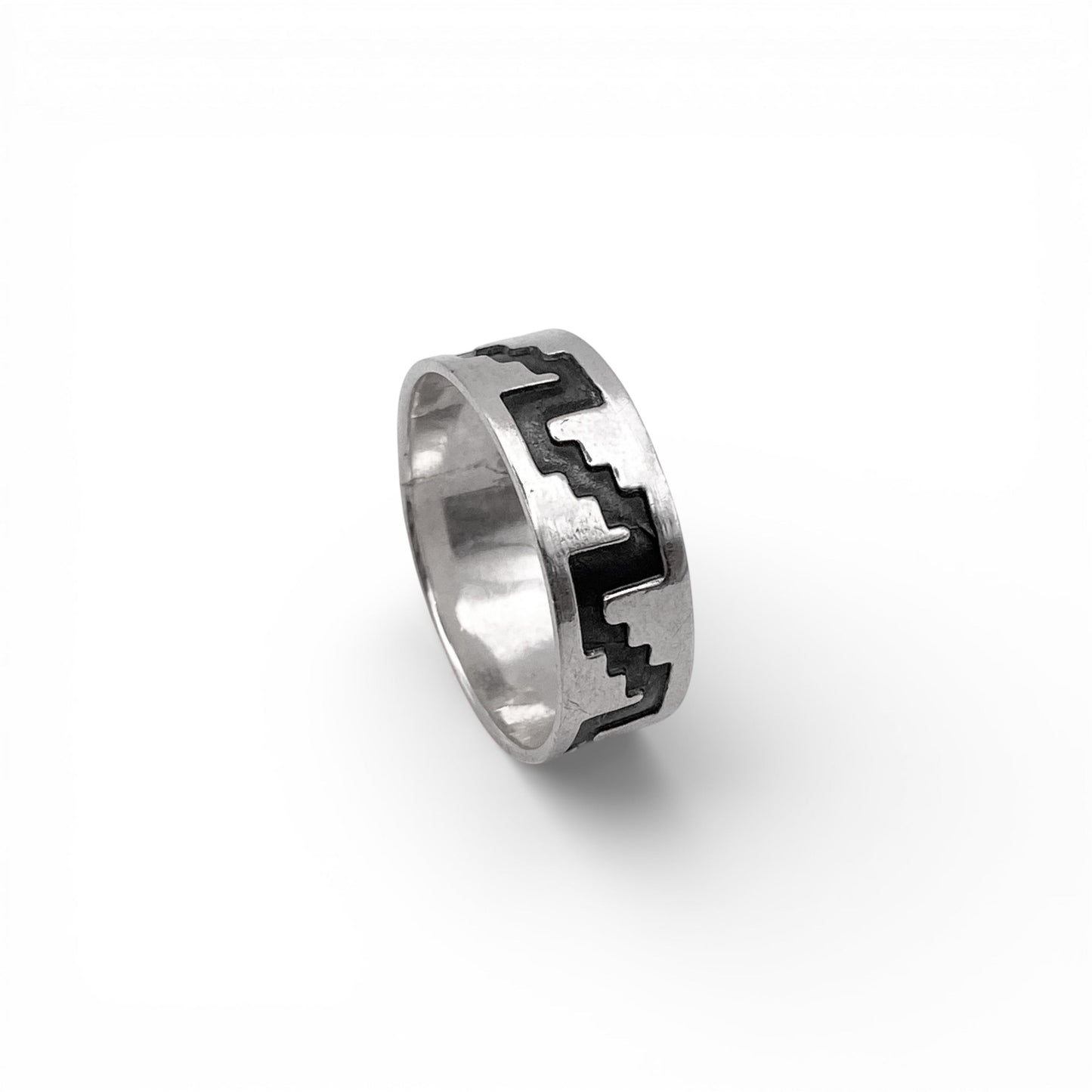La bague en argent "SAYANI" de la boutique Altiplano présente un motif géométrique noir incrusté, rappelant l'artisanat traditionnel latino-américain. Un bijou élégant et authentique.