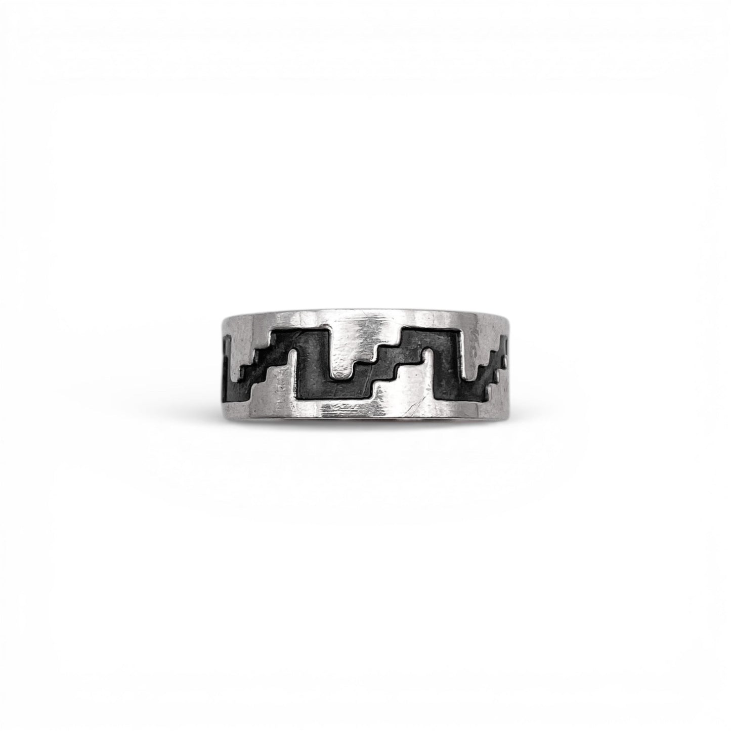 Bague en argent "SAYANI" de la boutique Altiplano, présentant un motif géométrique inspiré par l'art latino-américain.