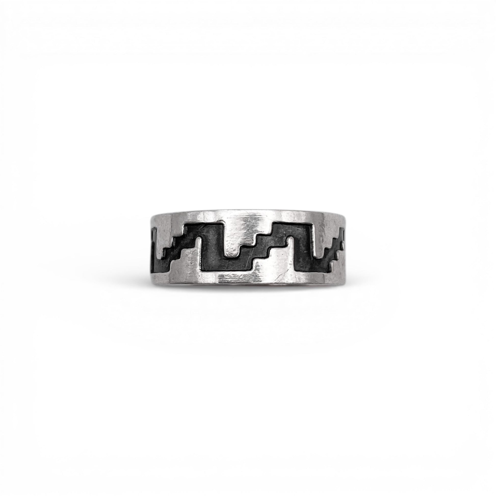 Bague en argent "SAYANI" de la boutique Altiplano, présentant un motif géométrique inspiré par l'art latino-américain.
