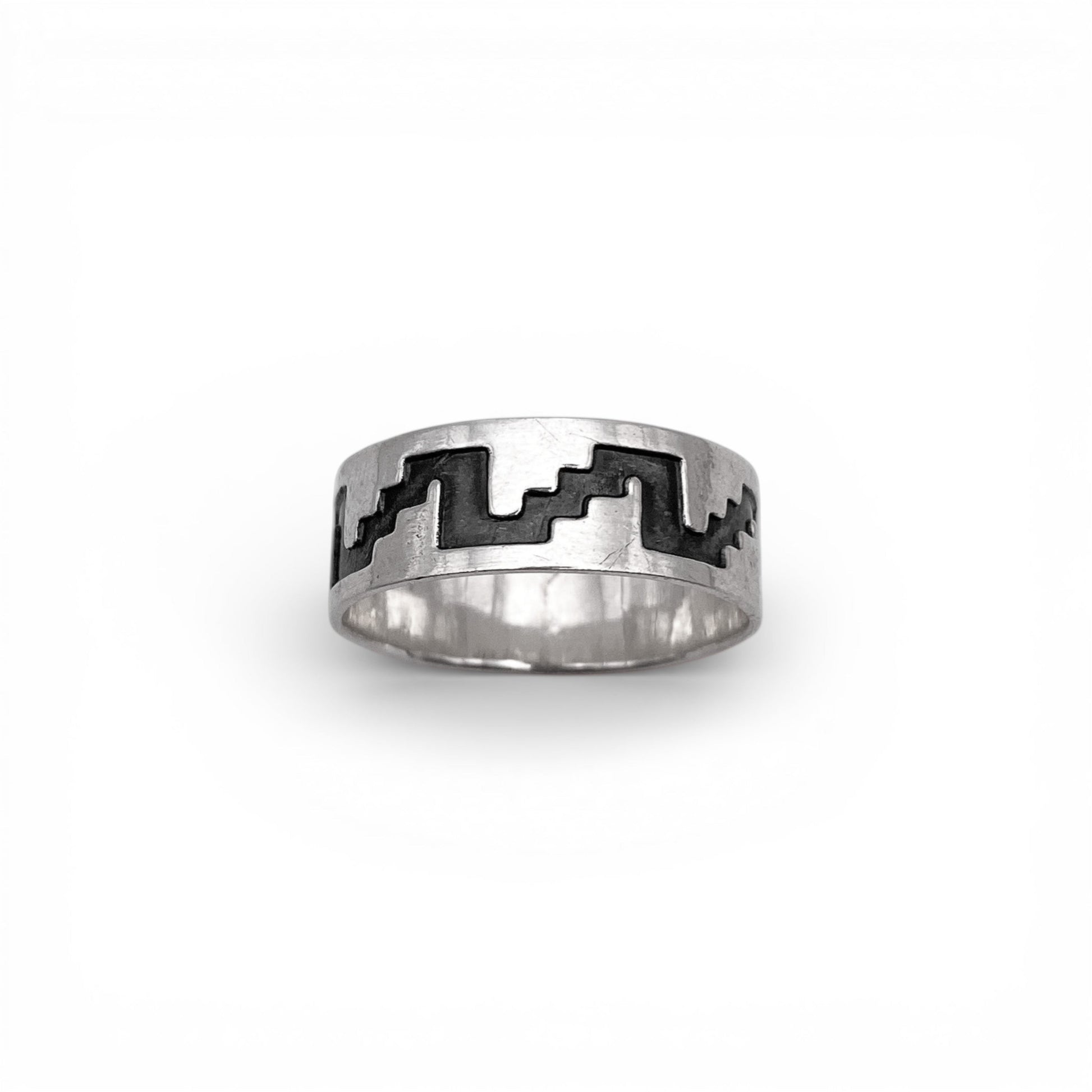 Bague en argent massif SAYANI de la boutique Altiplano, ornée d'un motif géométrique latino-américain.