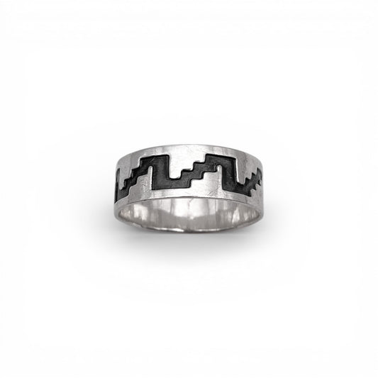 Bague en argent massif SAYANI de la boutique Altiplano, ornée d'un motif géométrique latino-américain.