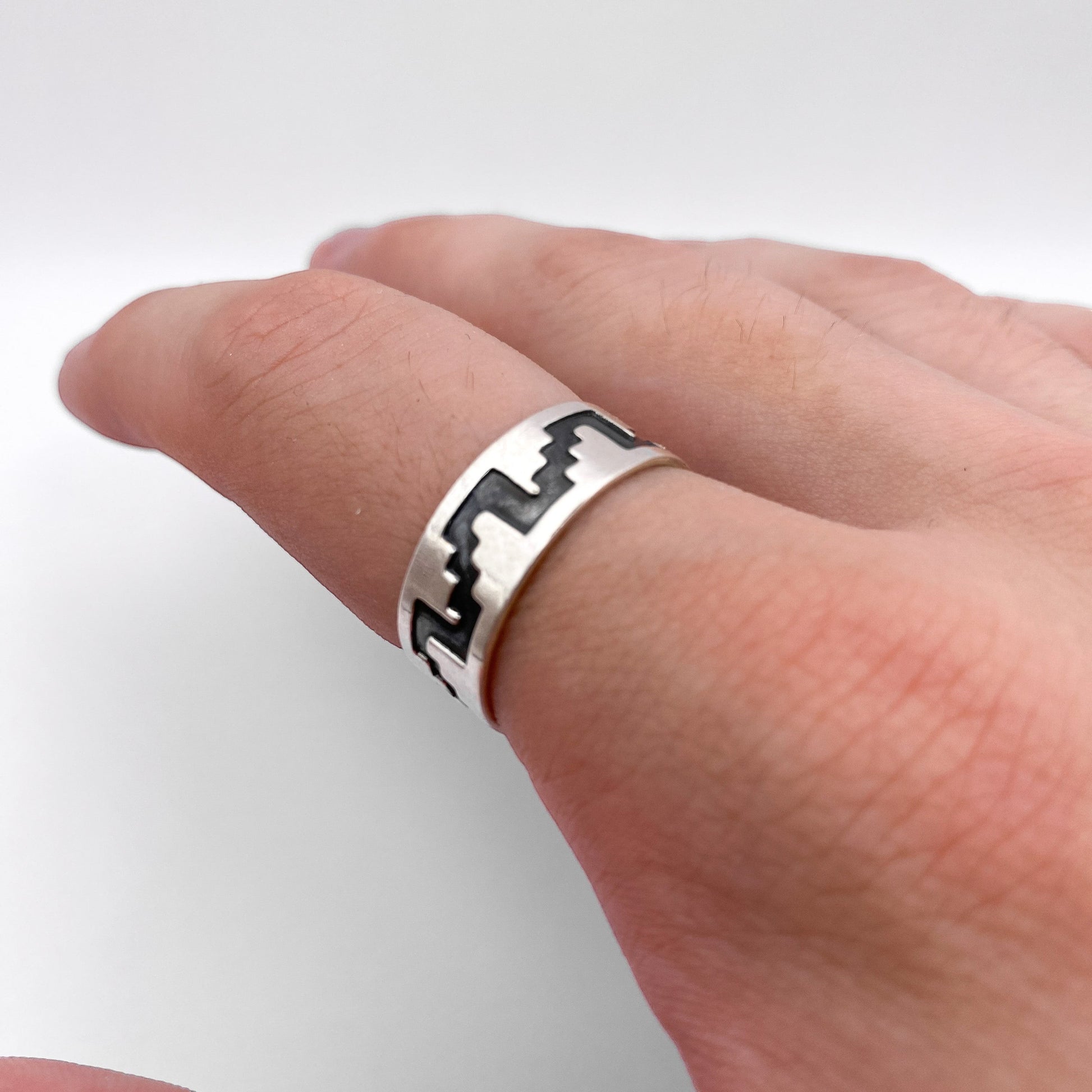 Bague en argent "SAYANI" de la boutique Altiplano, ornée d'un motif géométrique noir distinctif inspiré de l'art latino-américain.