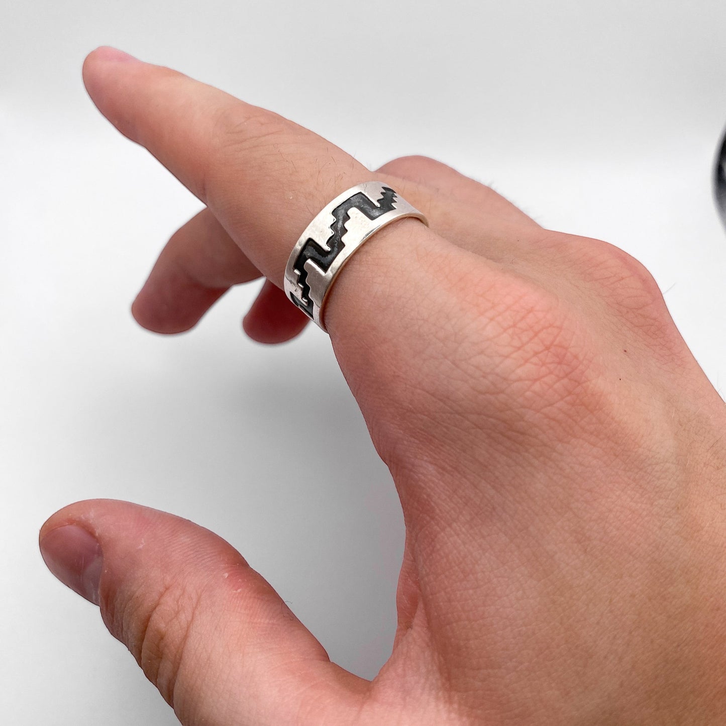 Bague en argent "SAYANI" de la boutique Altiplano, présentant des motifs géométriques inspirés de l'art latino-américain.