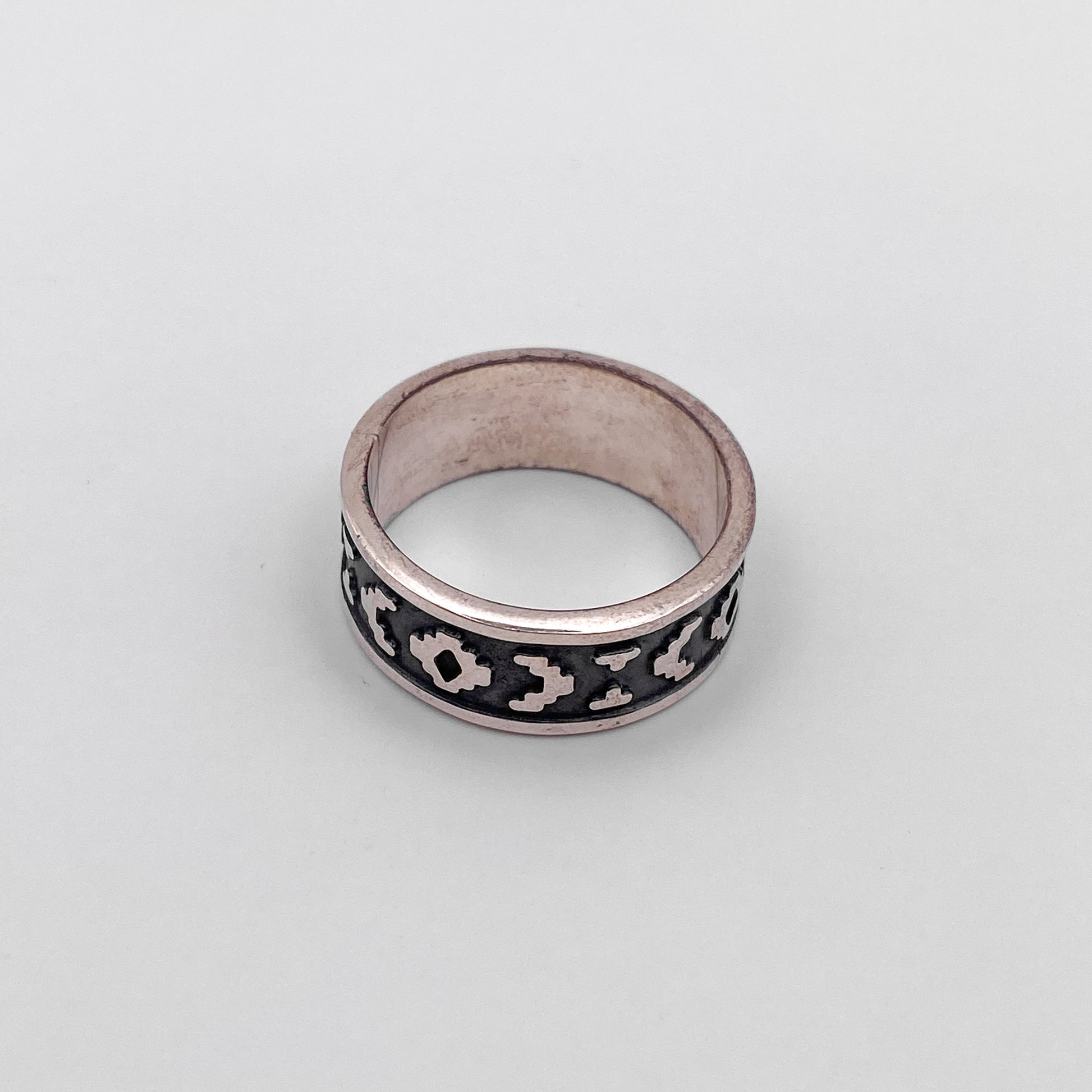 Bague en argent CHACANA de la boutique Altiplano, avec motifs gravés de style aztèque.