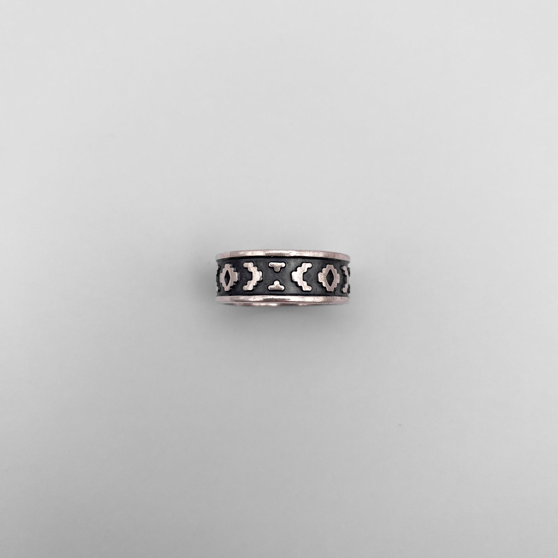 Bague "CHACANA" en argent, ornée de motifs ethniques gravés. Bijou artisanal de la boutique Altiplano, inspiré de l'art latino-américain.