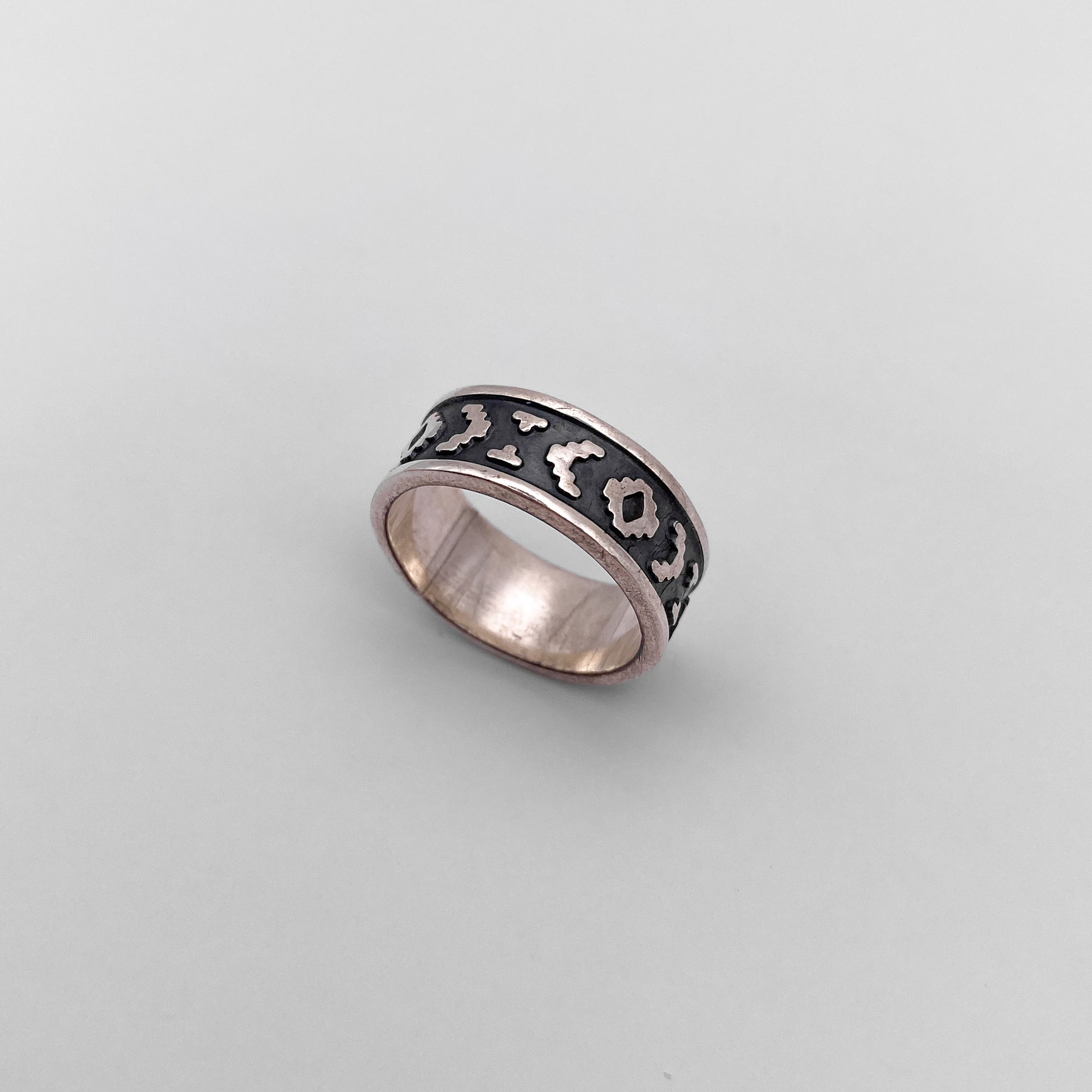 Bague en argent massif de la boutique Altiplano, intitulée "CHACANA". Ce bijou en argent comporte des motifs ethniques gravés, inspirés de l'art latino-américain.