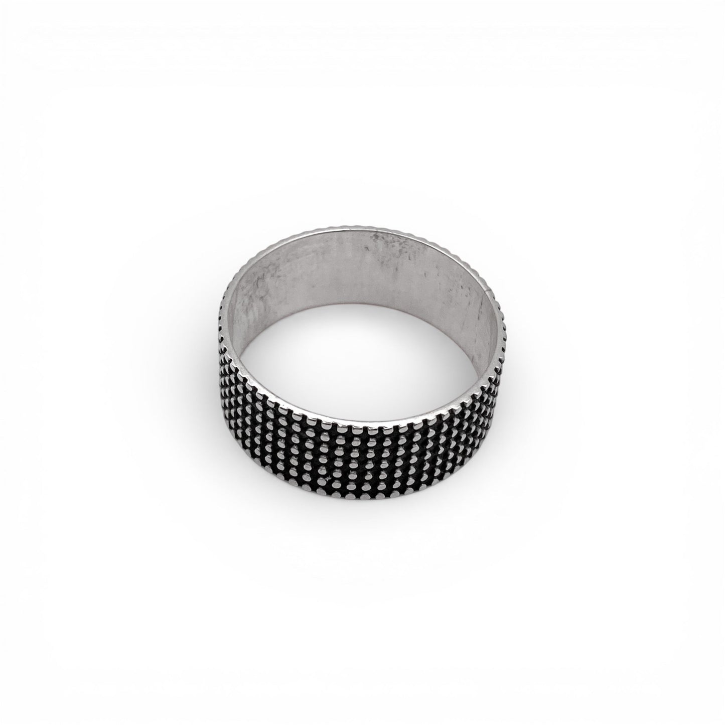 Image d'une bague en argent, intitulée "JAYRI", disponible dans la boutique en ligne Altiplano. La bague présente un motif de petites perles argentées disposées régulièrement sur la surface, offrant une texture unique et raffinée.