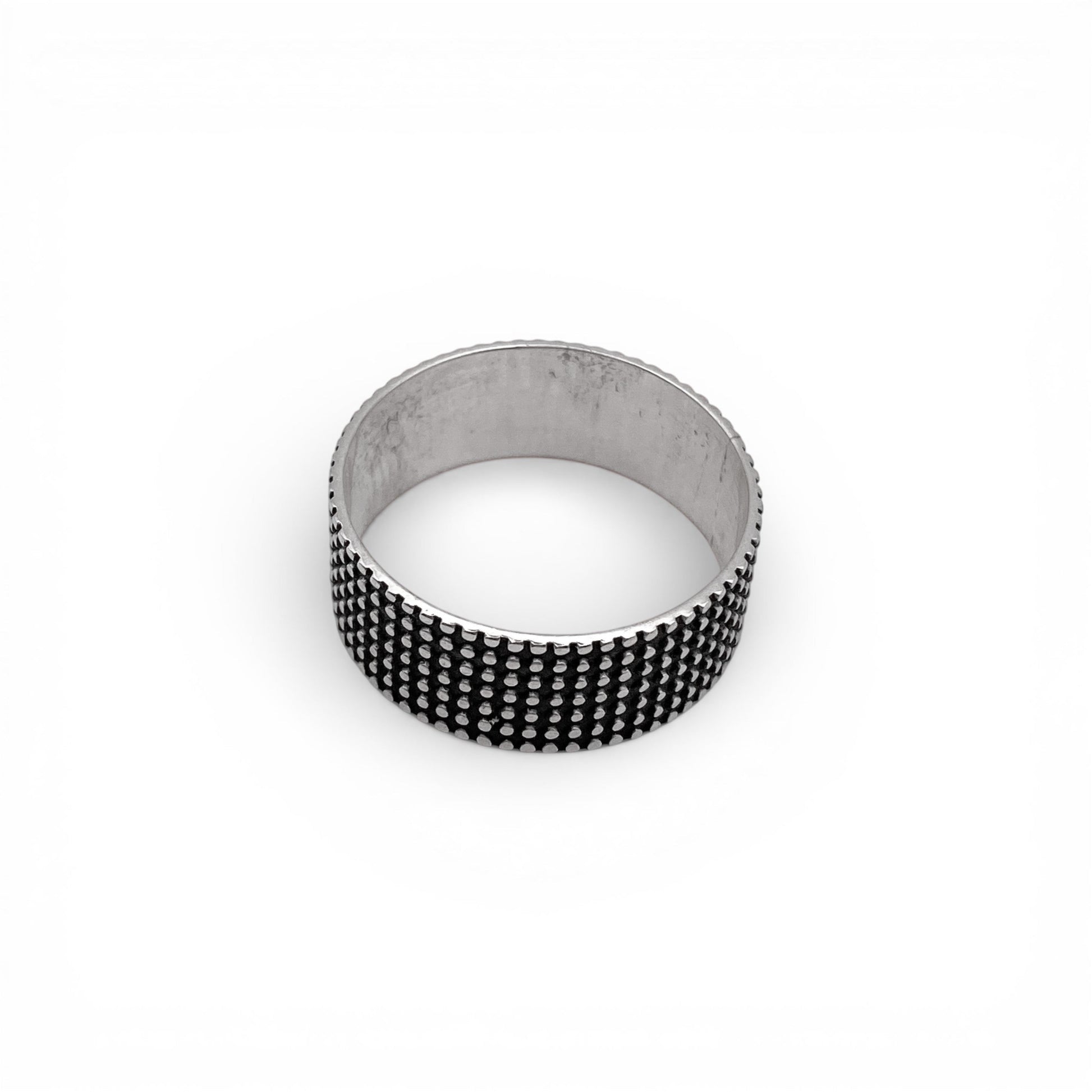 Image d'une bague en argent, intitulée "JAYRI", disponible dans la boutique en ligne Altiplano. La bague présente un motif de petites perles argentées disposées régulièrement sur la surface, offrant une texture unique et raffinée.