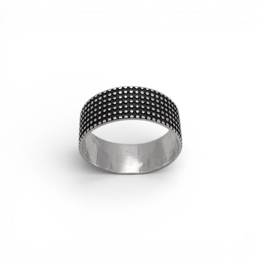 Bague en argent "JAYRI" de la boutique Altiplano, ornée d'un motif de petits points en relief, symbole de l'artisanat latino-américain.