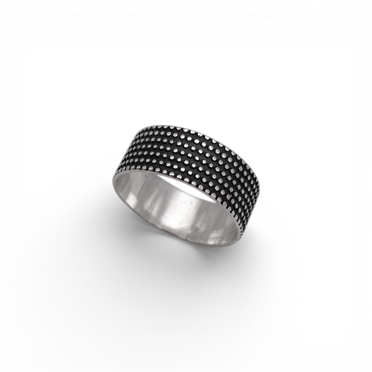 Bague en argent "JAYRI" de la boutique Altiplano, présentant un motif de pois texturés distinctifs sur fond noir. Bijou artisanal latino-américain, élégant et unique.