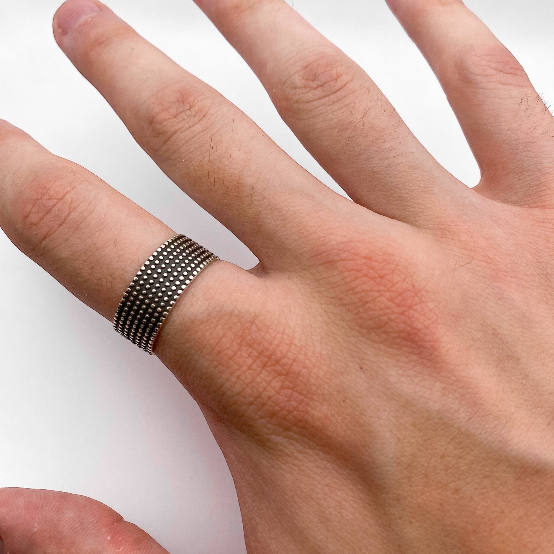 Bagues en argent finement détaillées d'inspiration latino-américaine "JAYRI" de la boutique Altiplano, ajustées sur une main.