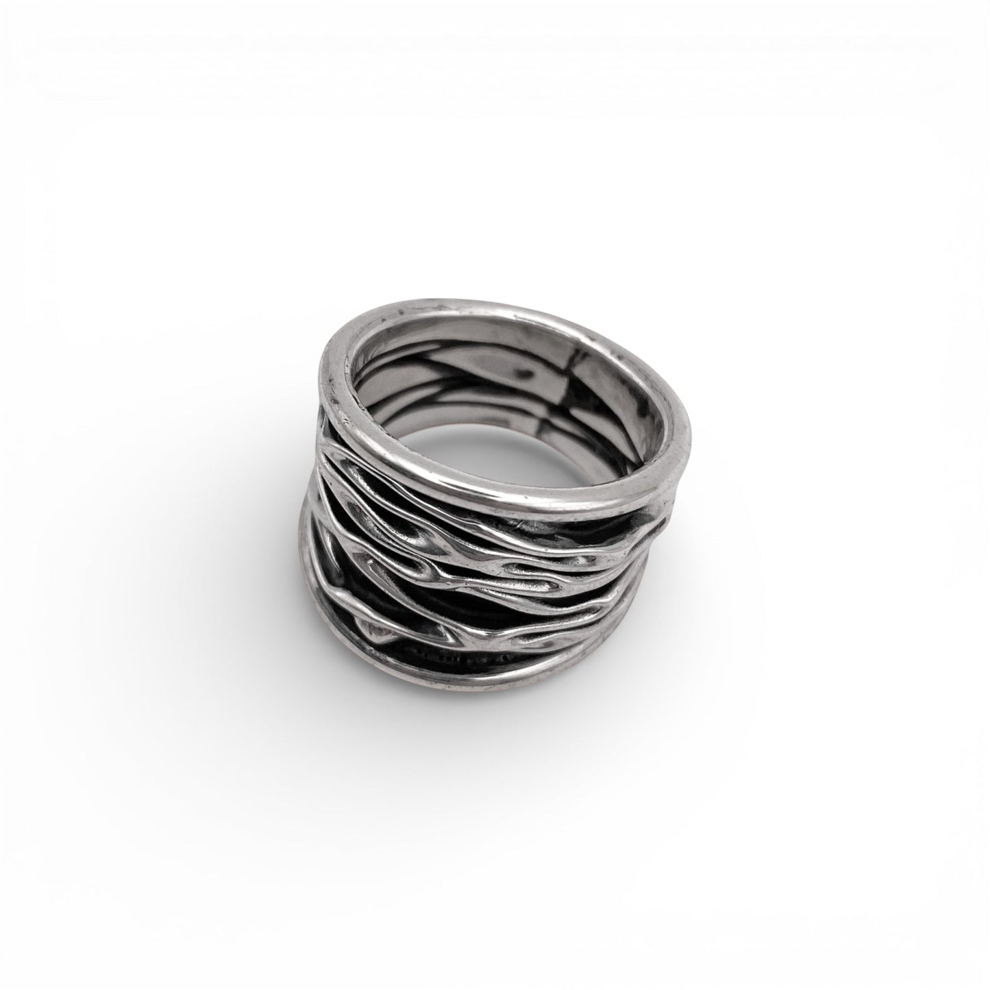 Bague en argent "WAYRA" de la boutique Altiplano, présentant des motifs ondulés d'inspiration latino-américaine.