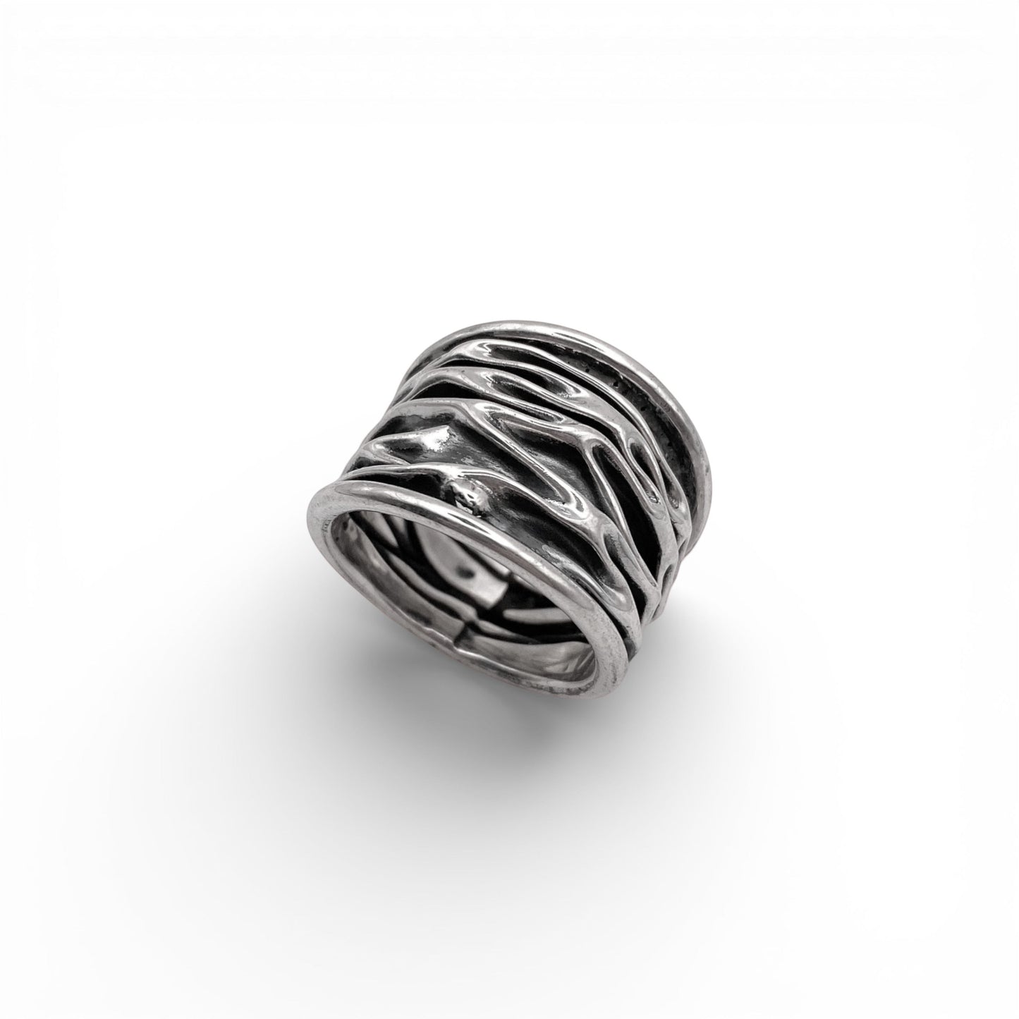 Bague en argent massif au design ondulé inspiré par les motifs latino-américains, disponible chez Altiplano. Modèle "WAYRA".