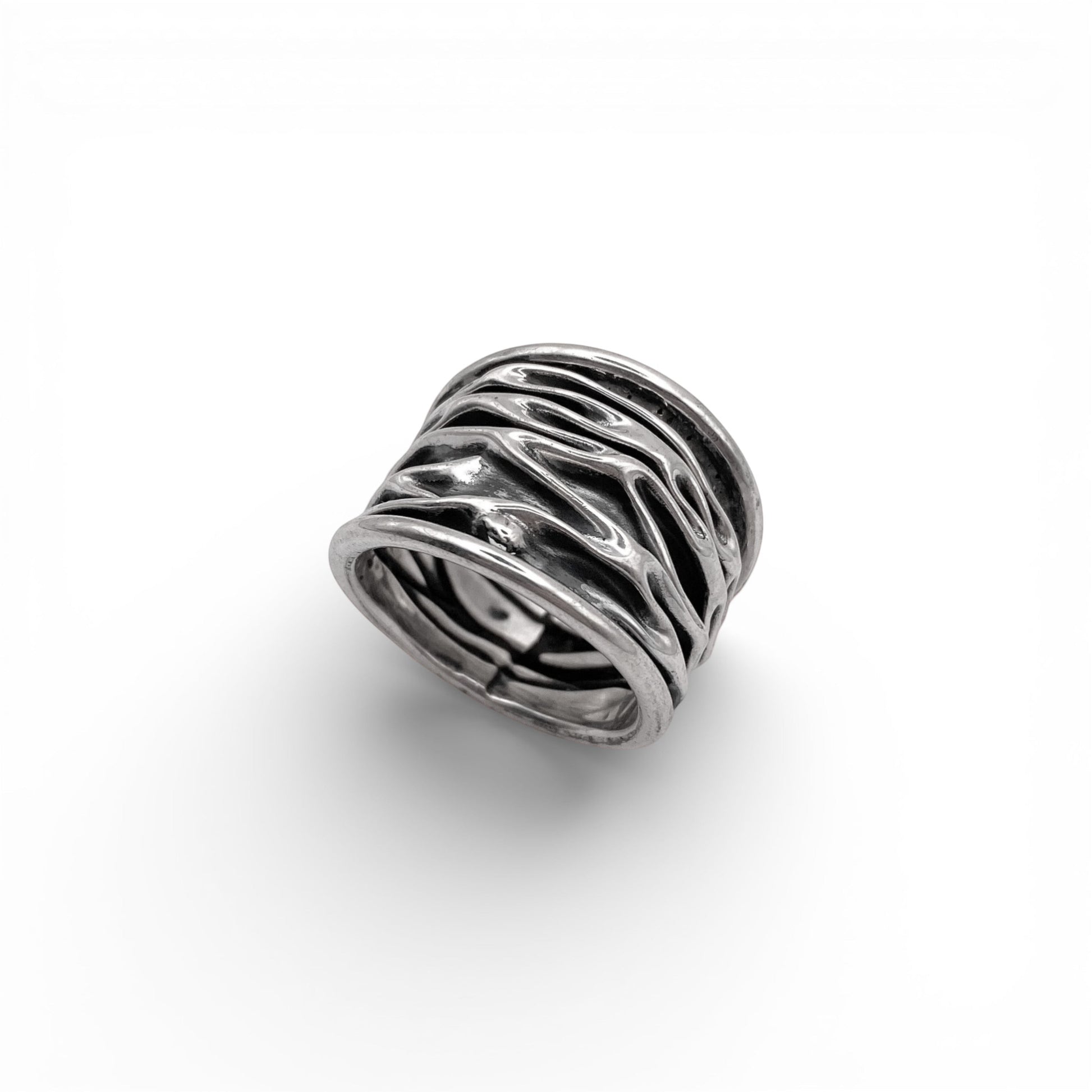Bague en argent massif au design ondulé inspiré par les motifs latino-américains, disponible chez Altiplano. Modèle "WAYRA".