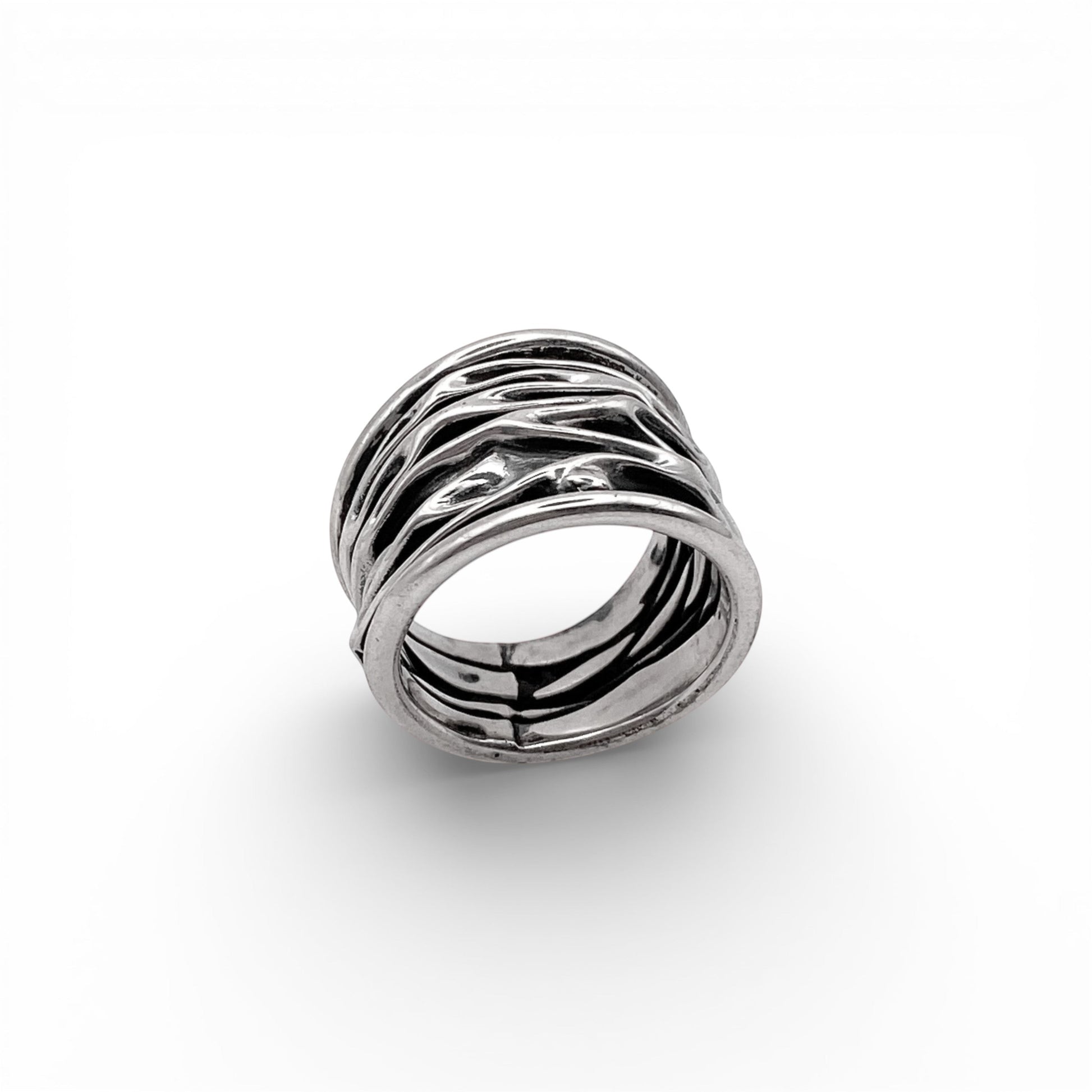 Bague en argent artisanal WAYRA de la boutique Altiplano, présentant un design organique et texturé inspiré de l'artisanat traditionnel latino-américain.